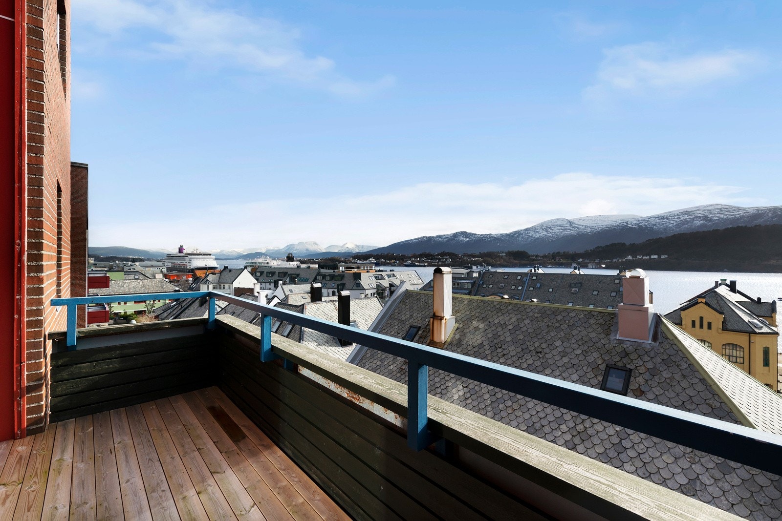 Her får du utsikt utover Borgundfjorden, Sunnmørsalpene mot øst og Sukkertoppen mot vest. Galleribilde