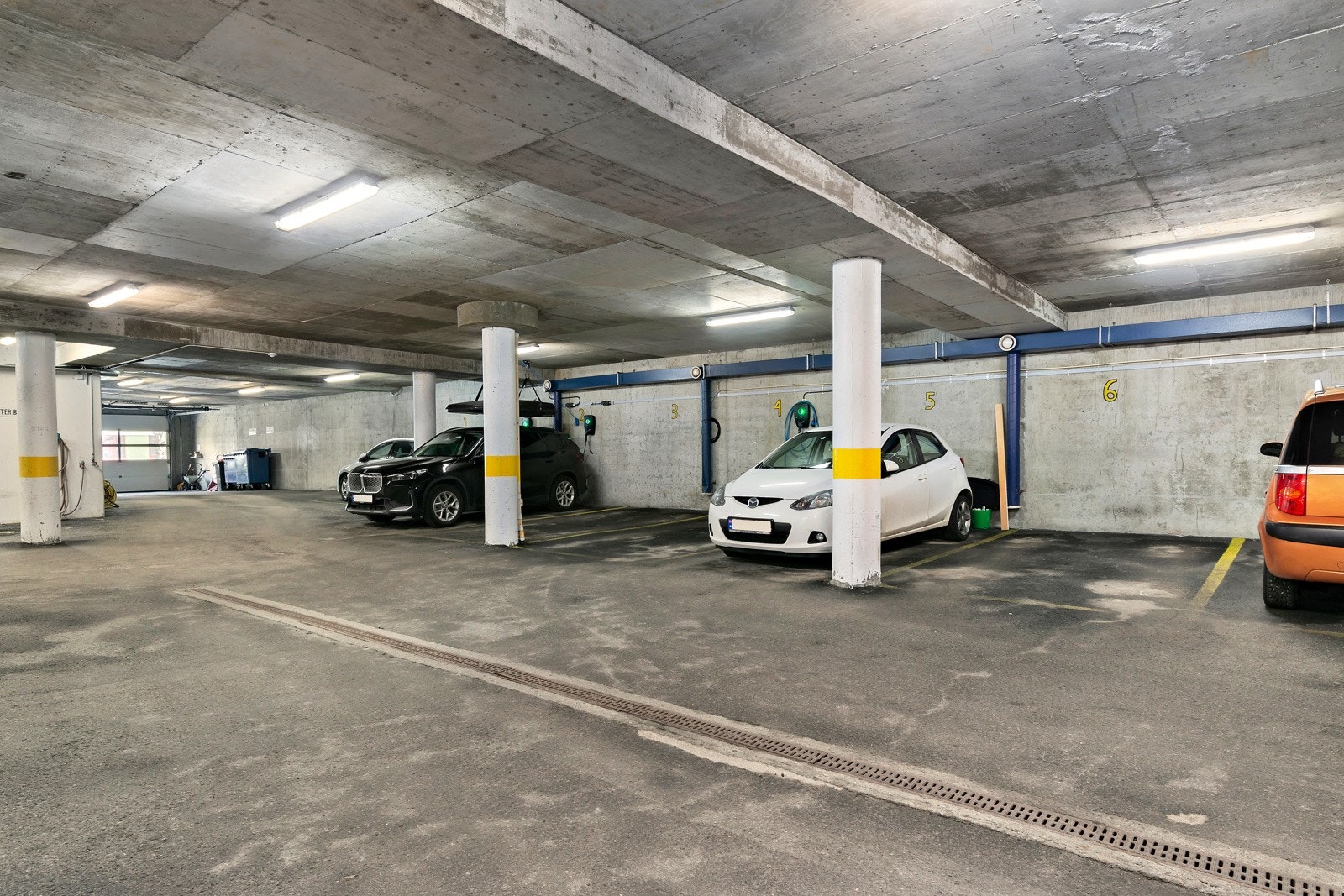 Leiligheten disponerer en parkeringsplass i felles parkeringskjeller. Galleribilde