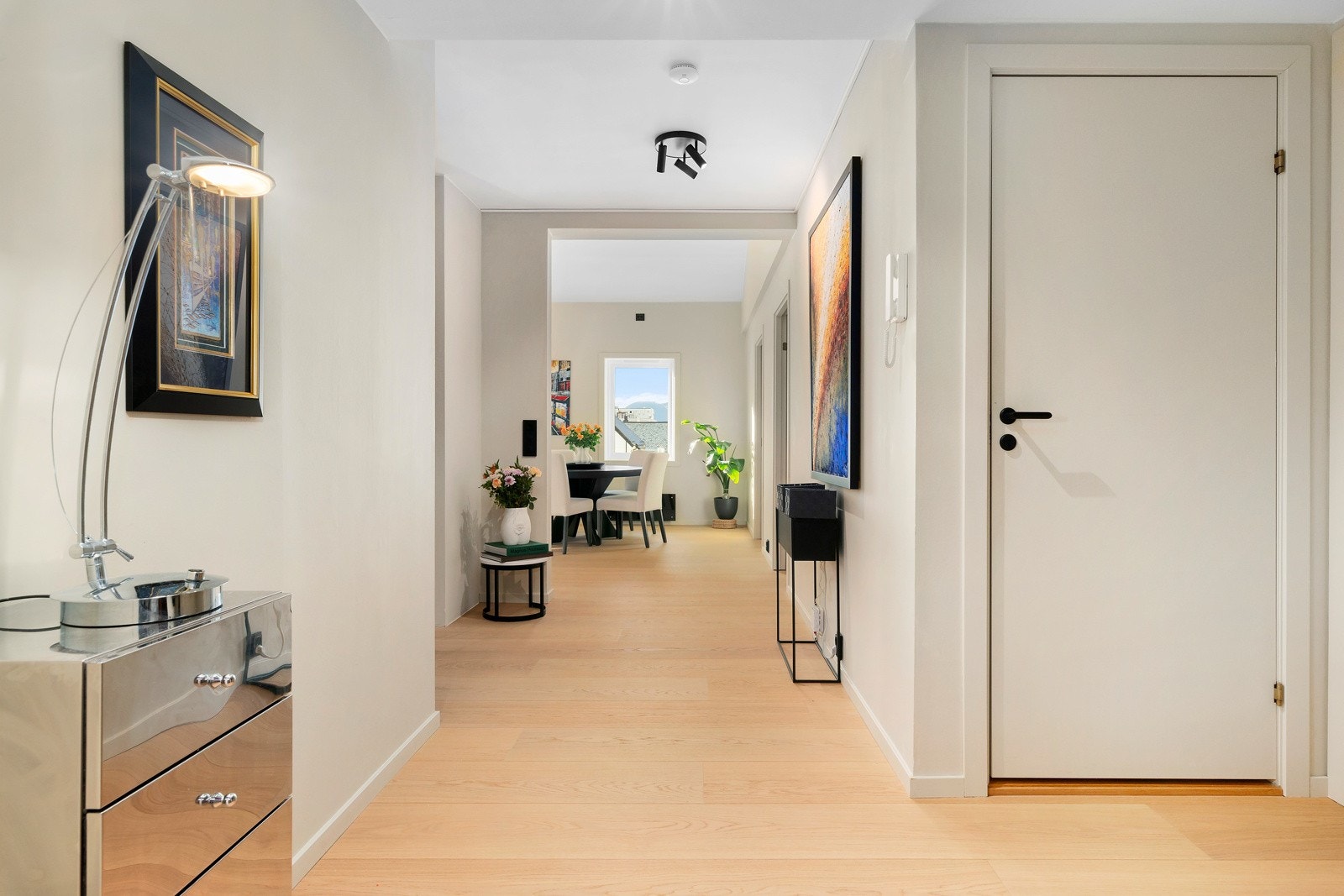 Man får et godt førsteinntrykk når man kommer inn til den åpne gangen, med de lyse overflatene. Galleribilde