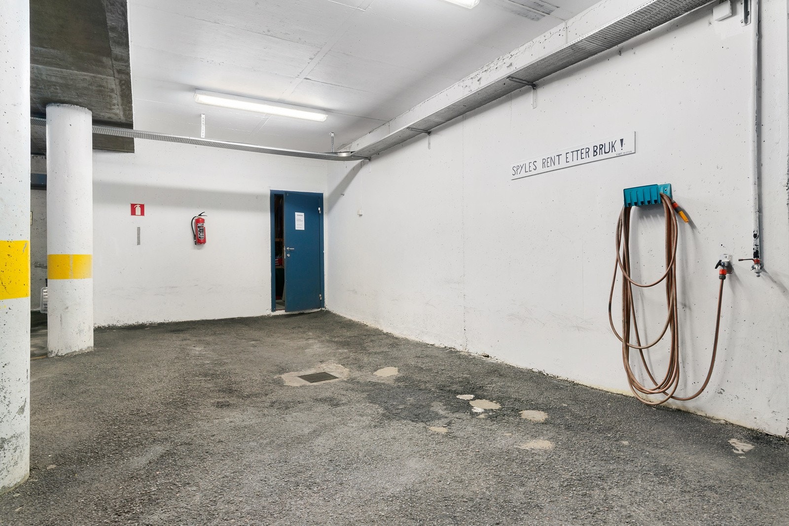Felles vaskeplass i parkeringskjelleren. Galleribilde