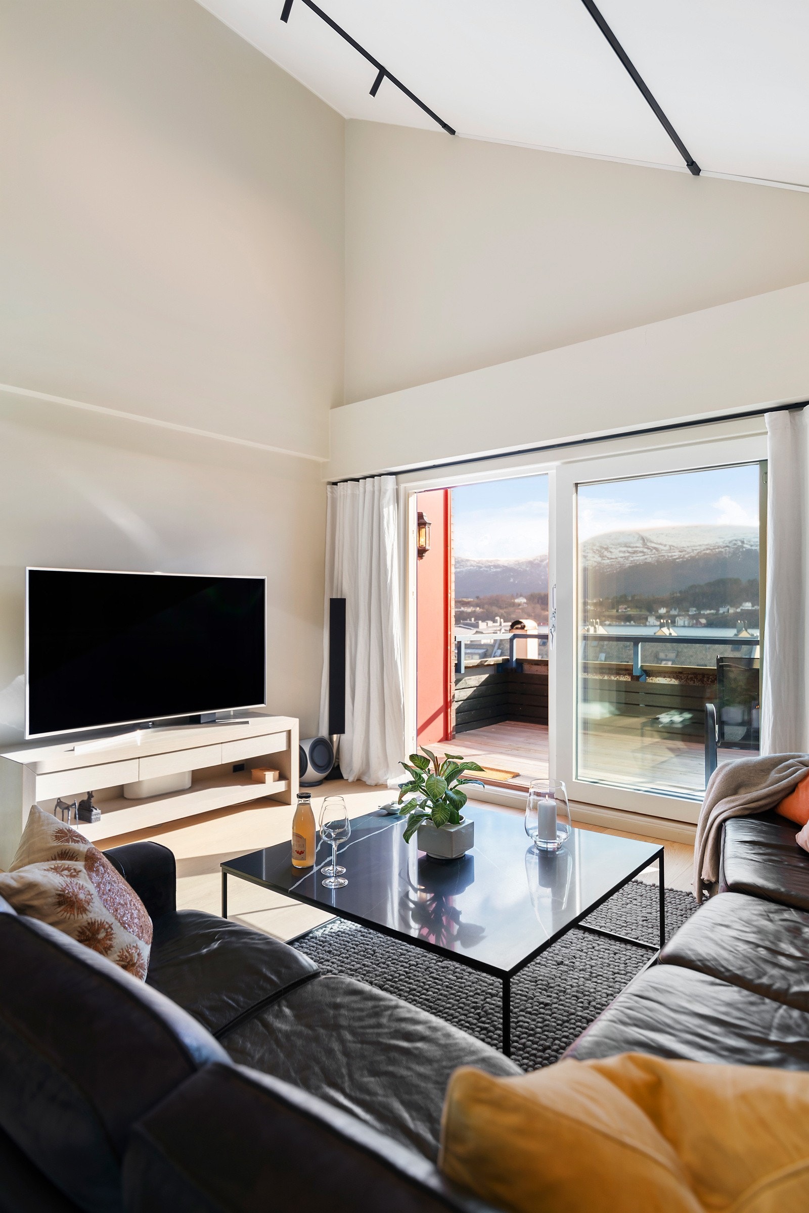 Det er god plass til både sofa- og sittegruppe foran TV-en. Galleribilde