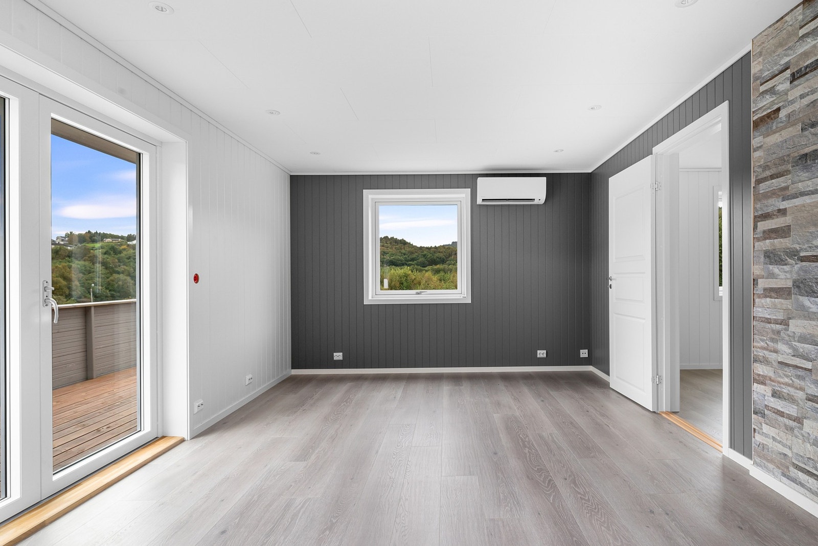 En varmepumpe tilfører jevn og behagelig varme, og dagslyset i stuen suppleres ypperlig av downlights rundt hele taket. Galleribilde