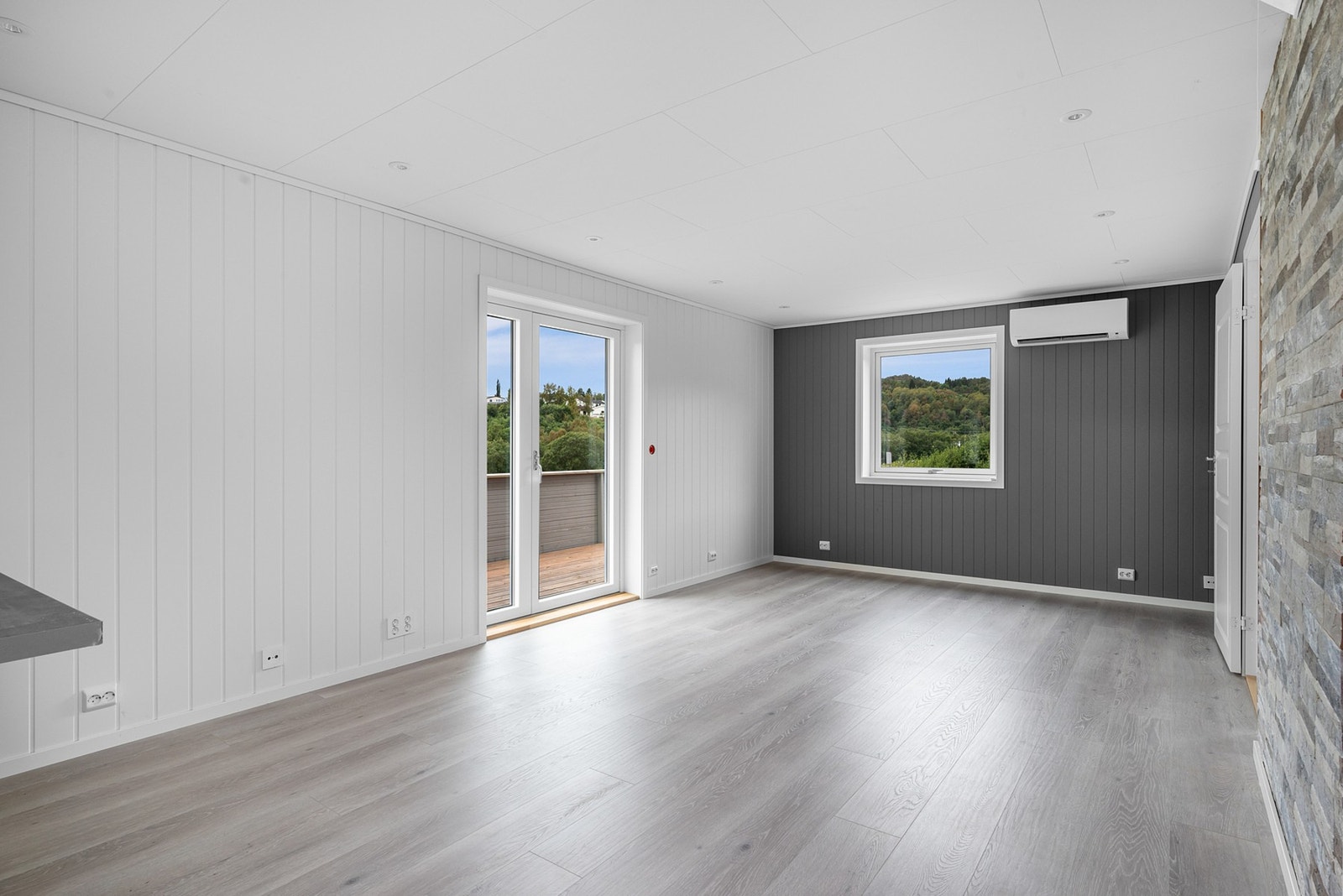 Stuen får fint lysinnslipp fra to retninger. Galleribilde