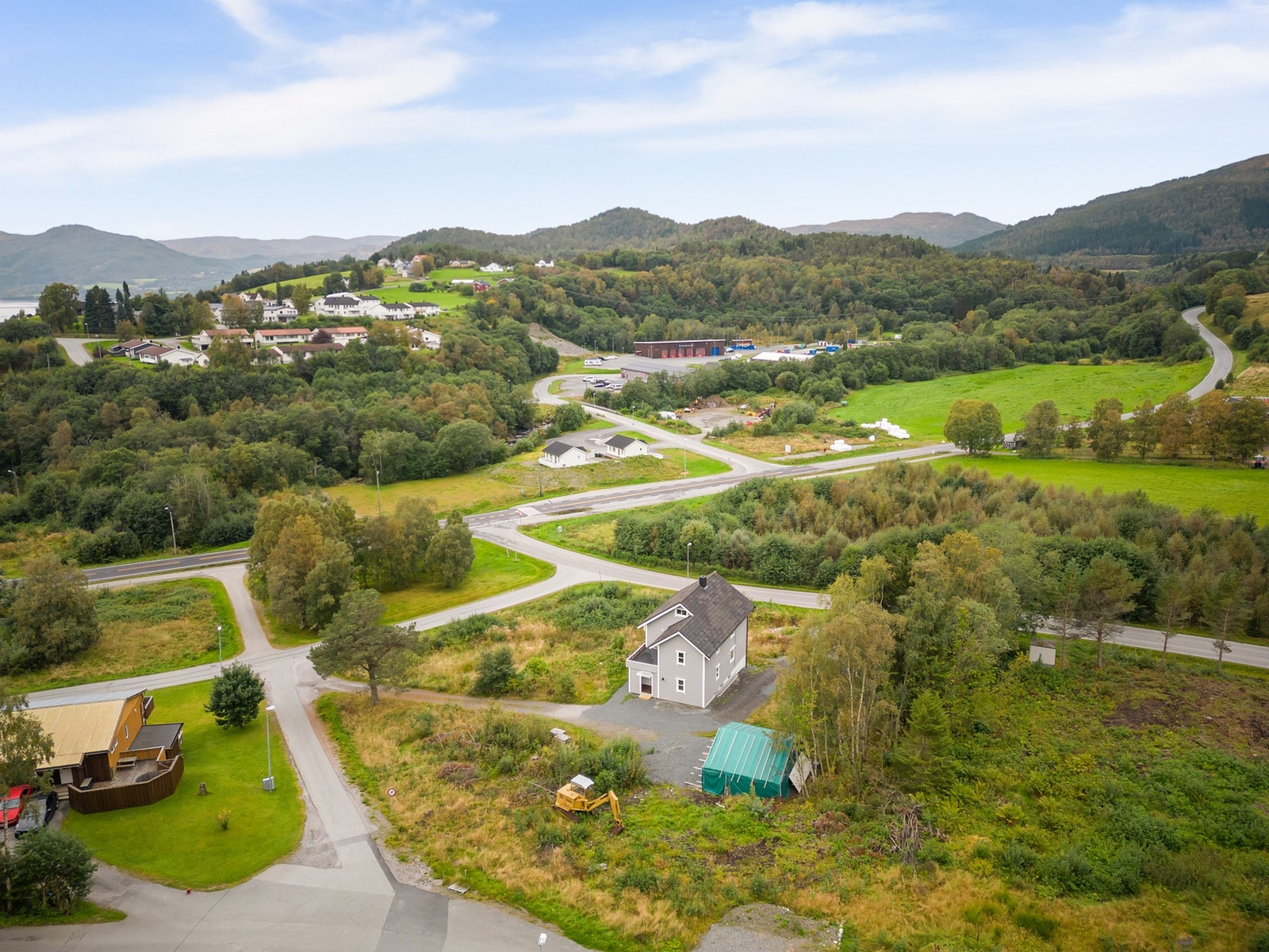 Beliggenheten er sentrumsnær, i gangavstand til dagligvare, barnehage og skole for alle trinn. Galleribilde