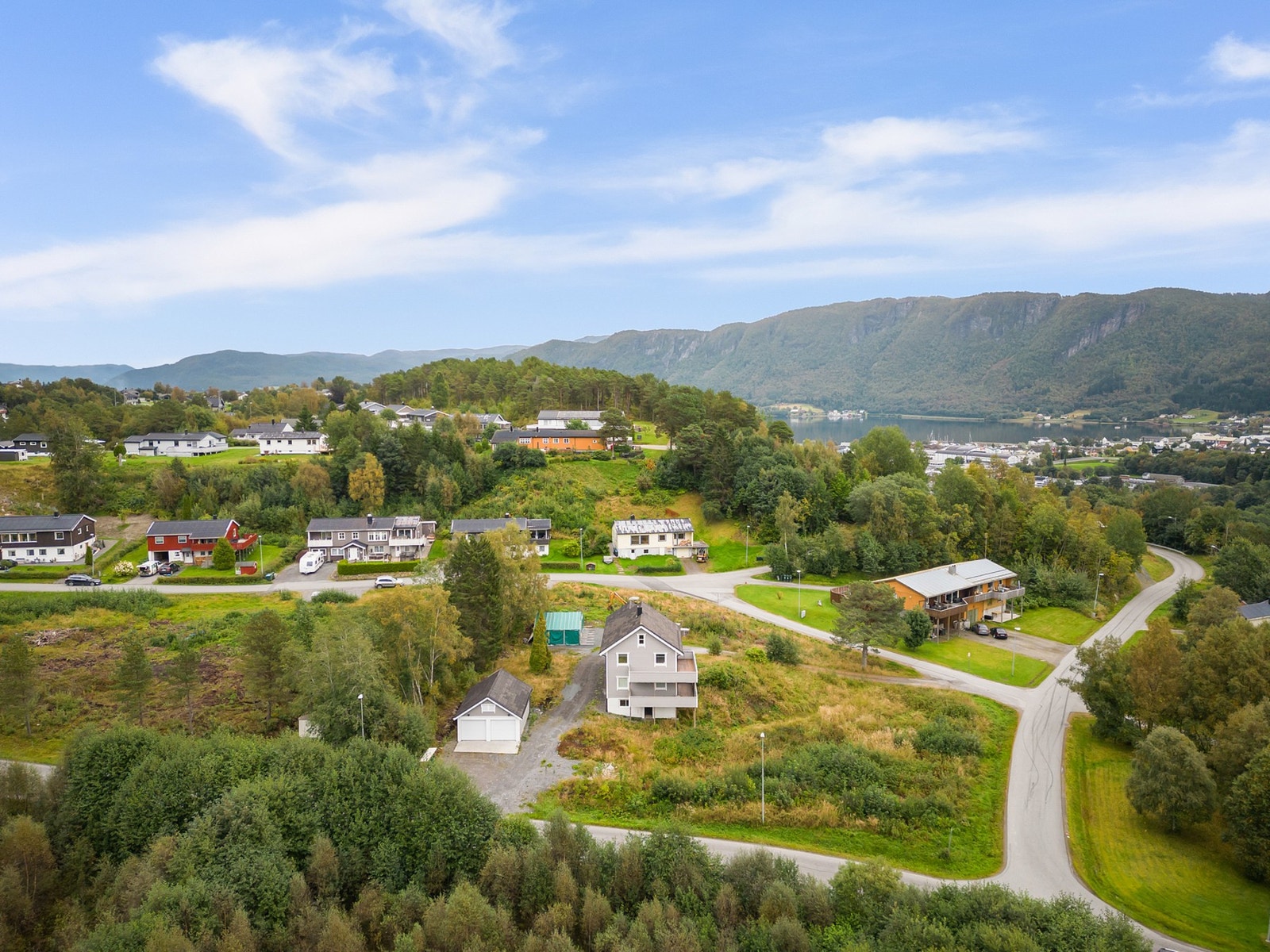 Omgivelsene er stille og rolige, med nærhet til fritidsaktiviteter og flotte turmuligheter i skogen. Galleribilde