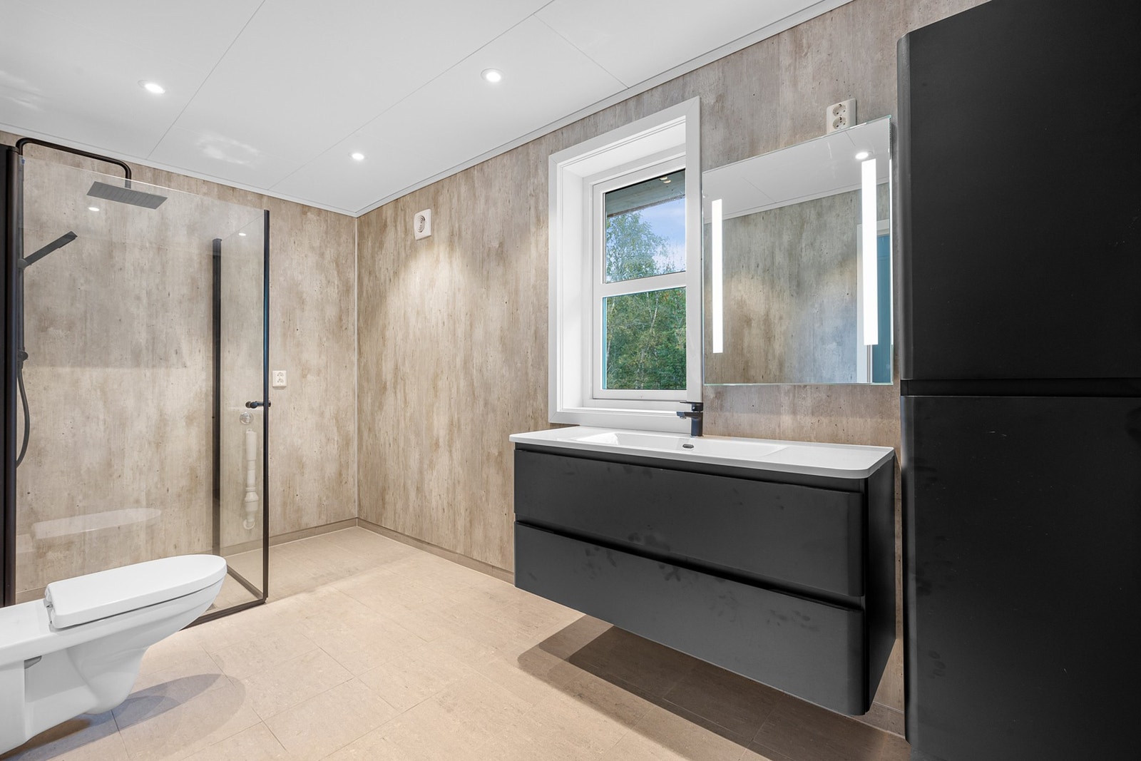 Badet har god størrelse og ble stilfullt pusset opp i 2023. Galleribilde