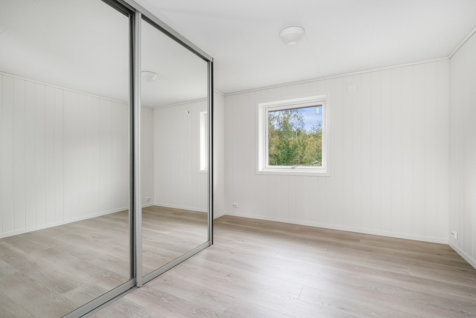 Soverommene nede har mye oppbevaring i store og plassbygde skyvedørsgarderober. Galleribilde