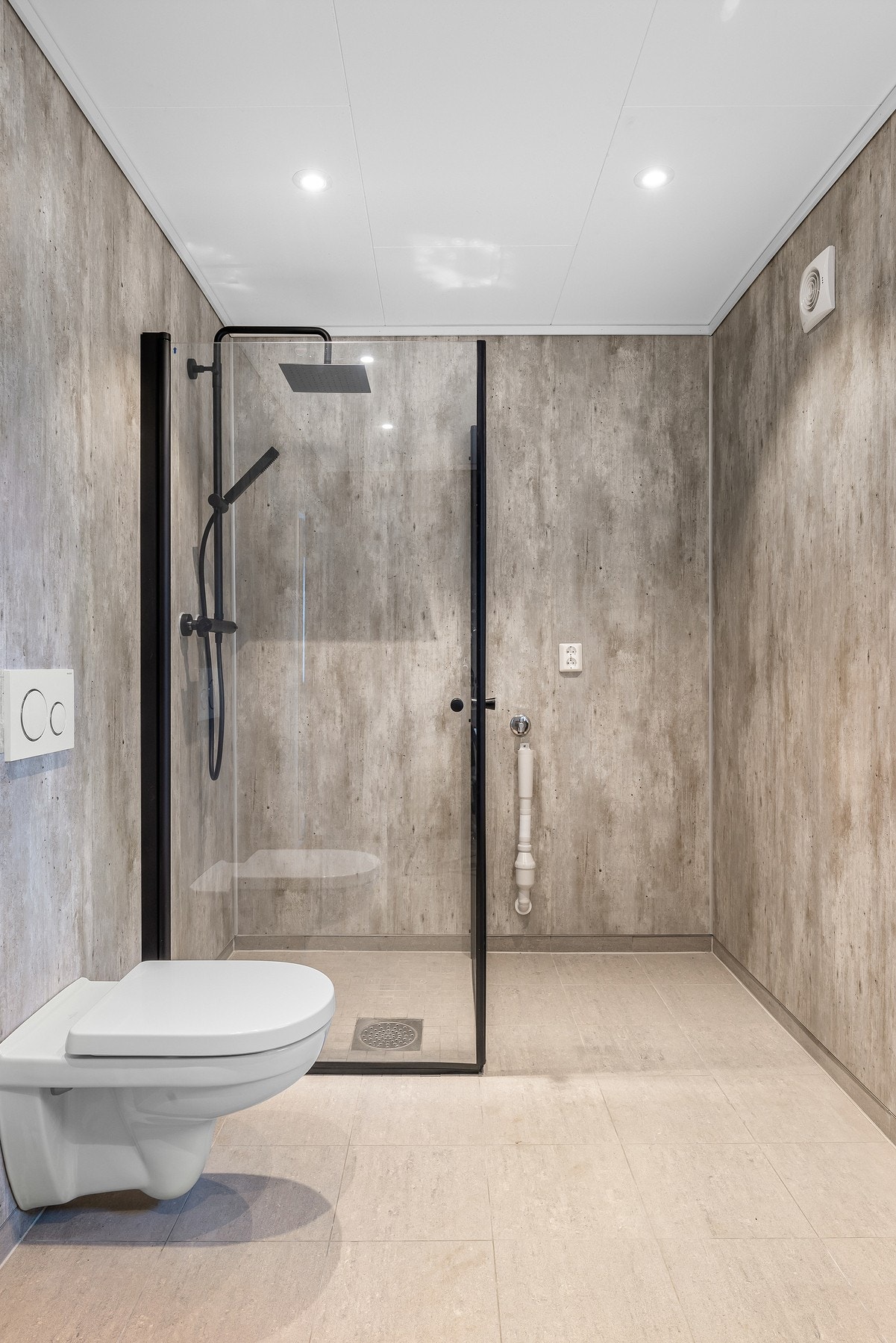 Dagene får en god start på badet, innredet med downlights, regnfallsdusj og varme under flislagt gulv. Galleribilde