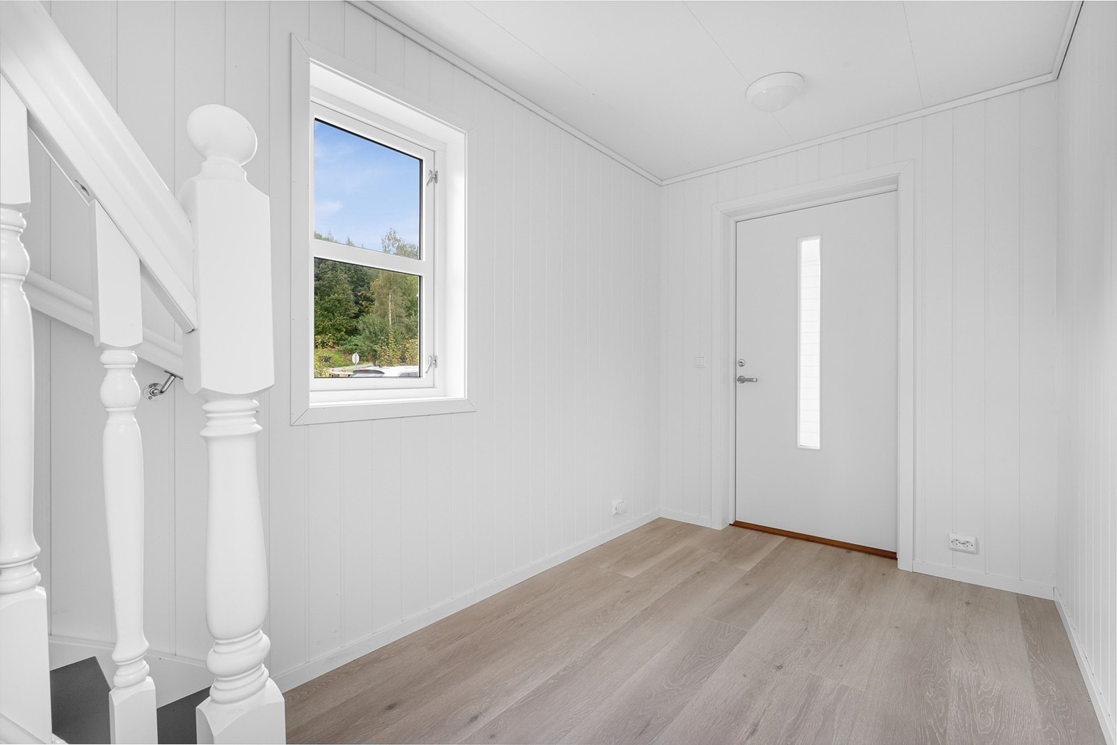 Boligen har egen inngang i 1. etasje, mens boarealene ligger i 2. etasje og loftsetasjen. Galleribilde