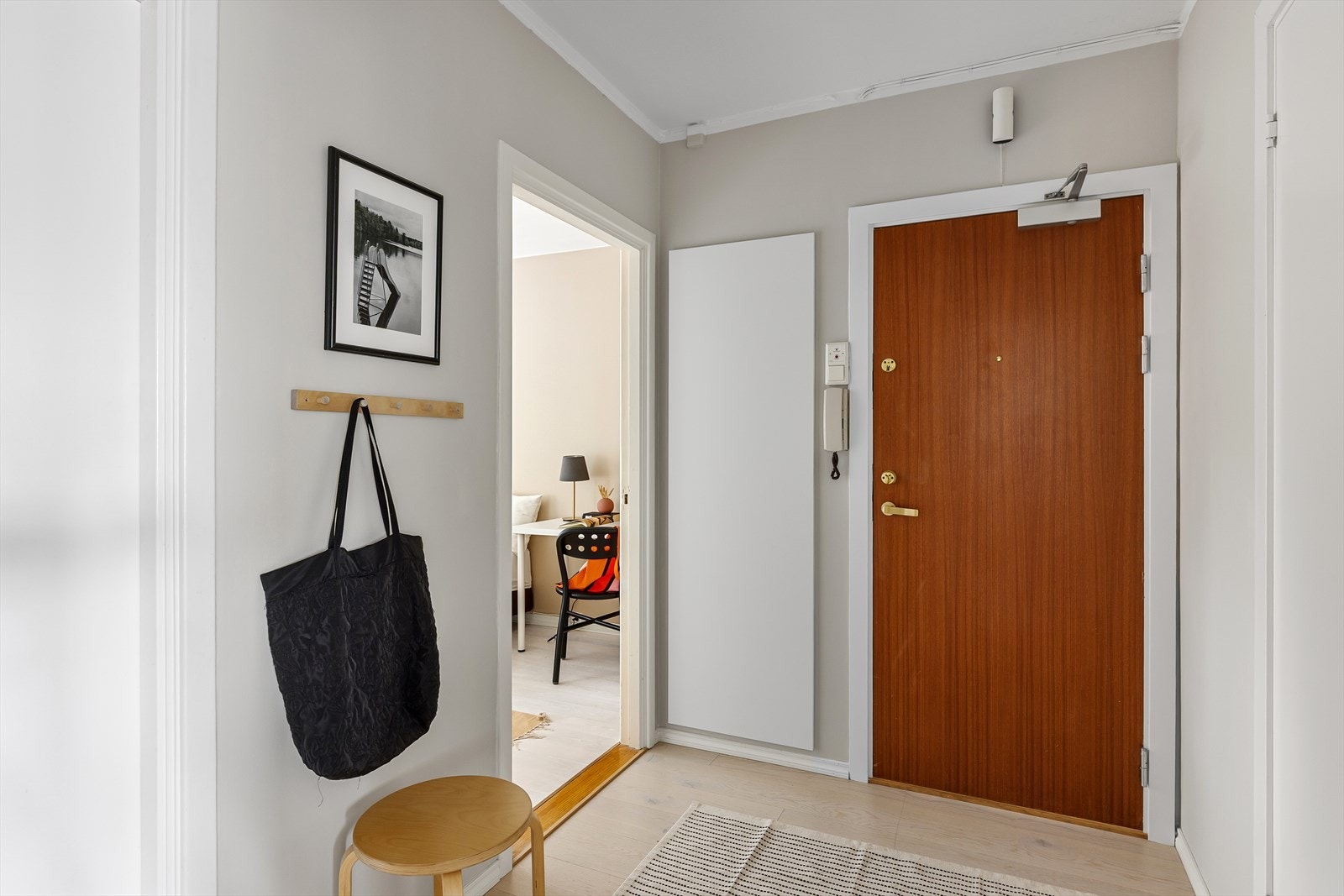 Fin entré til leiligheten med plass til å henge opp yttertøy Galleribilde