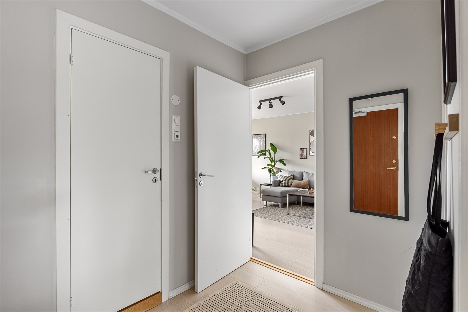 Gang/entré som knytter leiligheten sammen Galleribilde