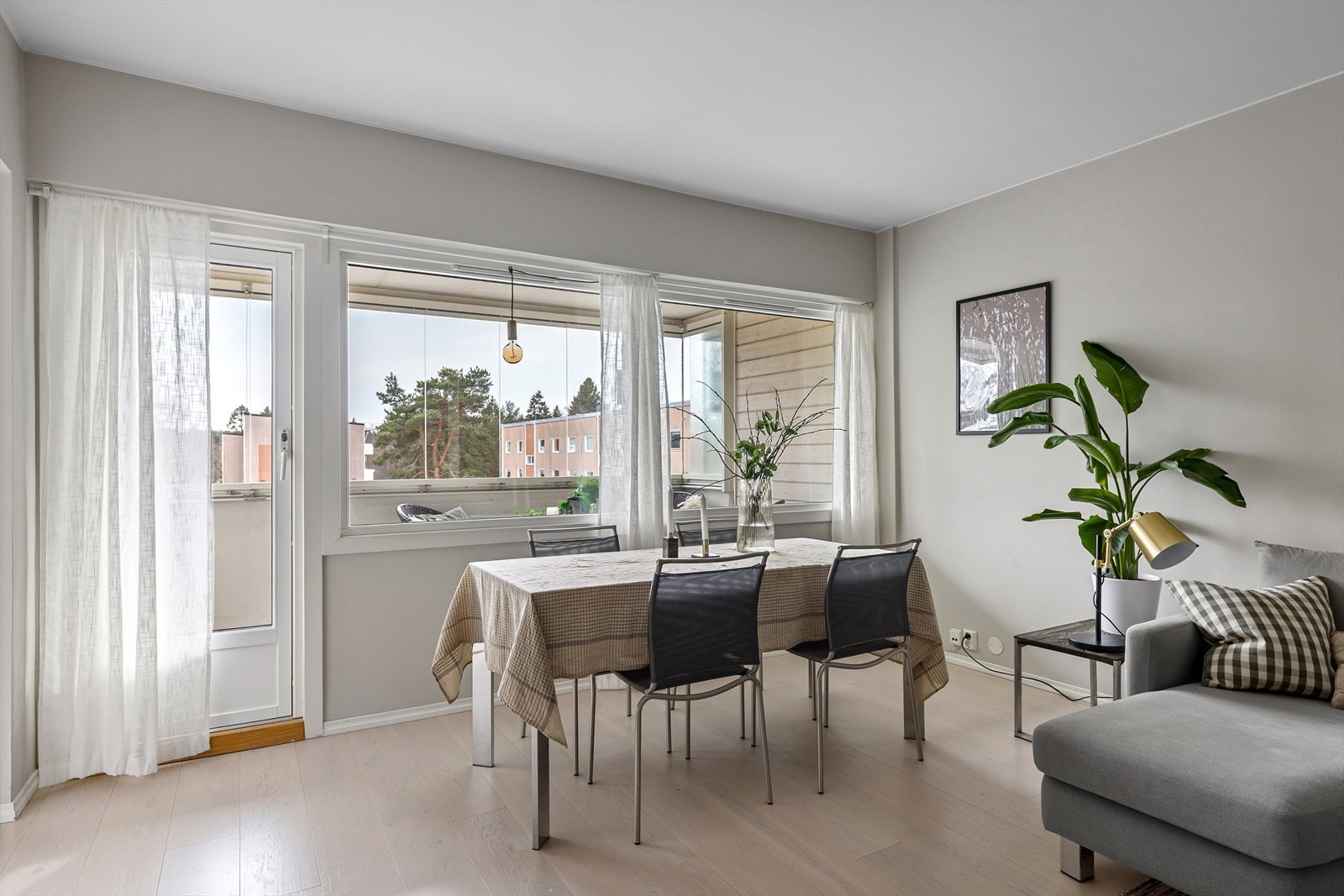 Vindusflatene i stuen slipper inn rikelig med naturlig lys Galleribilde