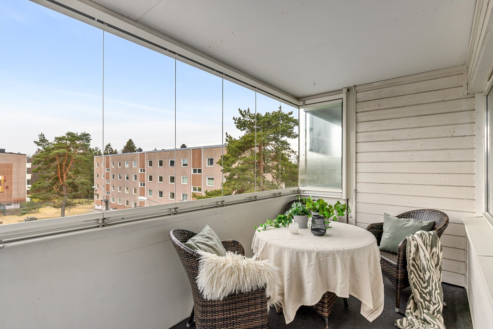 Adkomst til hyggelig, innglasset sydvendt balkong fra stue Galleribilde