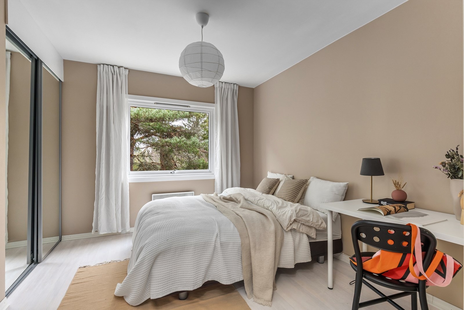 Soverommet har praktisk skyvedørsgarderobe Galleribilde