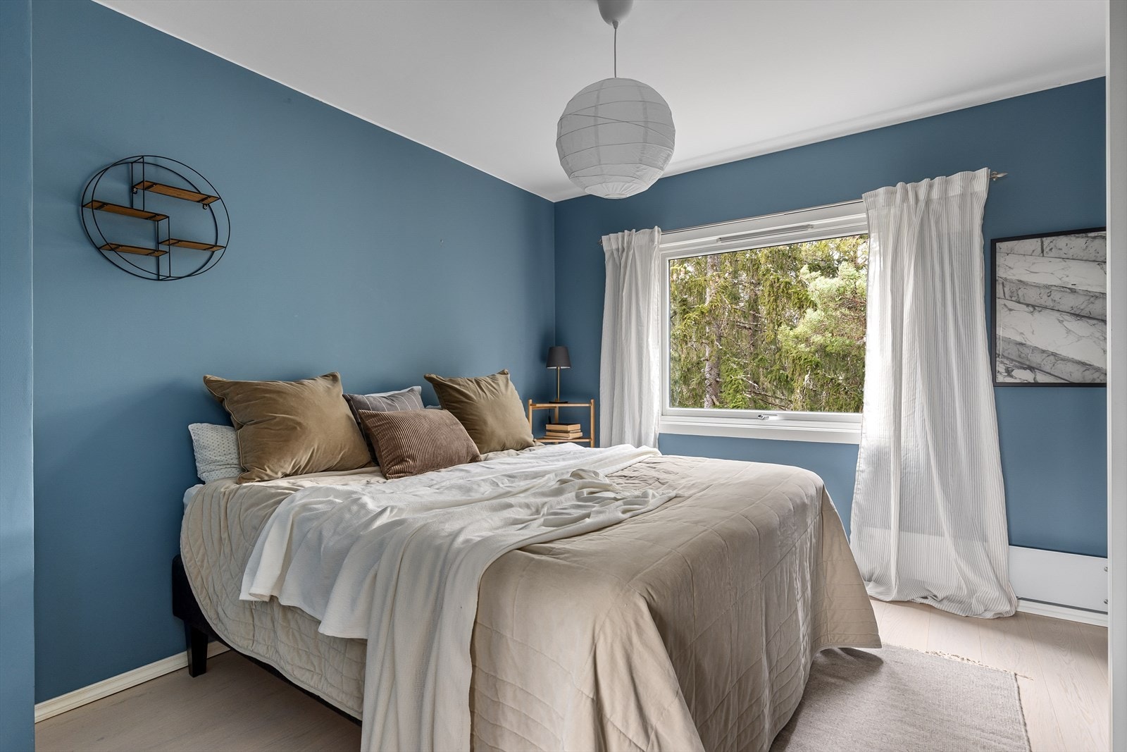 Leiligheten har to romslige soverom med gode møbleringsmuligheter Galleribilde