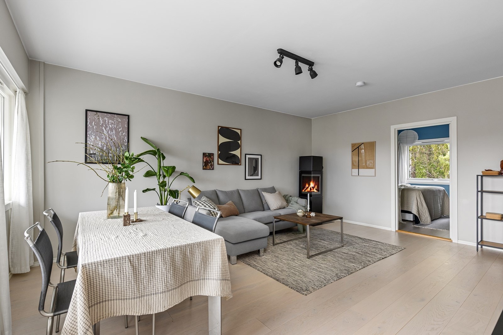 Romslig stue med plass til både spisebord og sofa Galleribilde