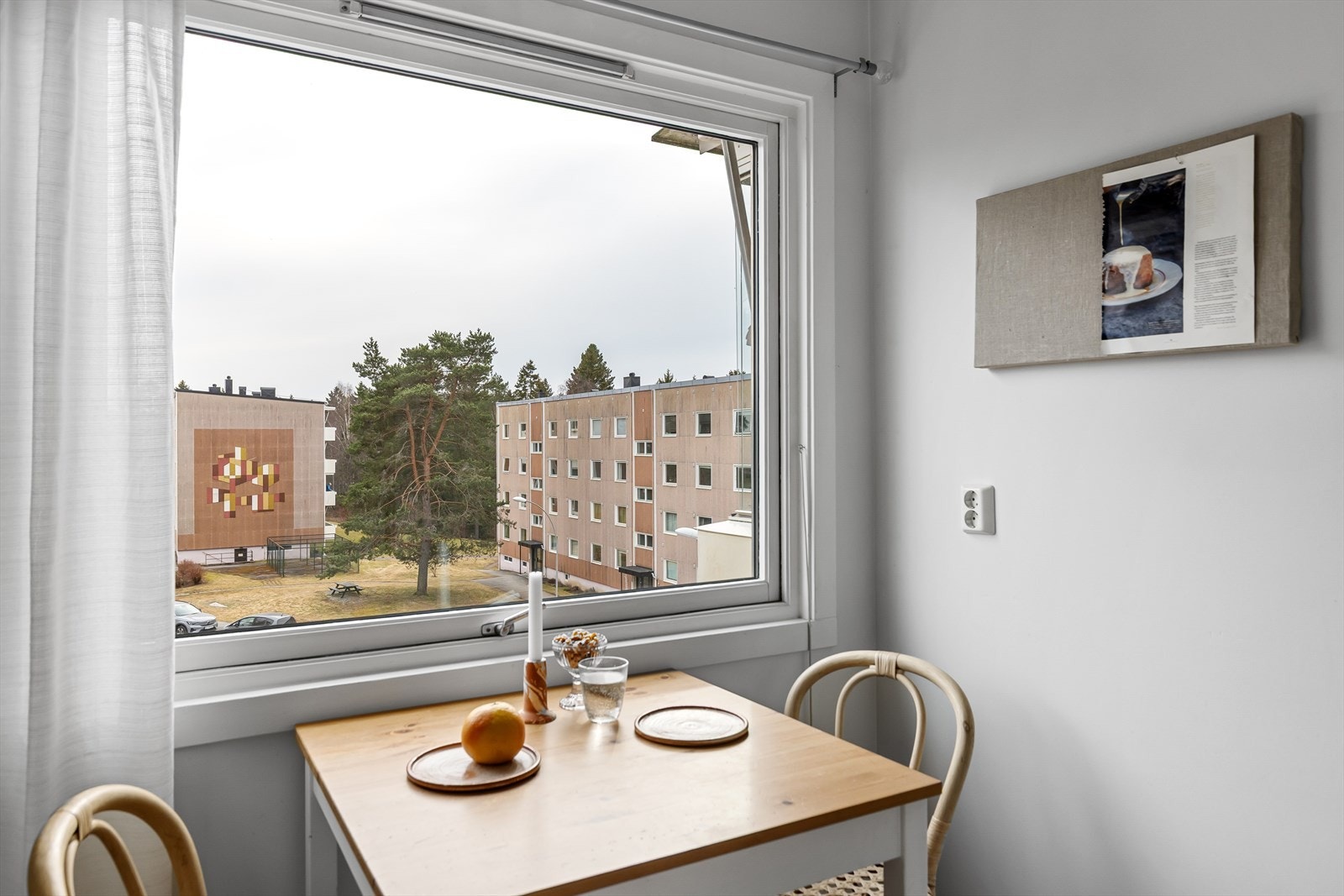 Her kan du få en hyggelig start på dagen i tretoppene med ekorn rett utenfor vinduet Galleribilde