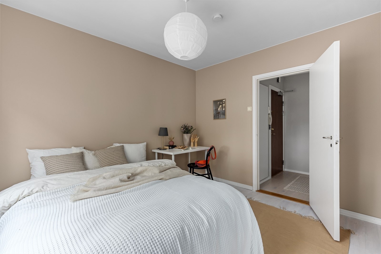 Begge soverommene er av god størrelse med plass ti dobbeltseng, nattbord, kommode etc. Galleribilde