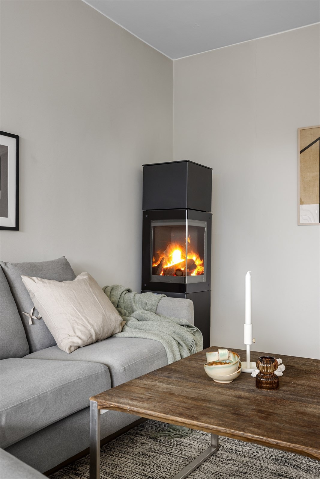 Stuen har en fin peisovn fra 2015 Galleribilde