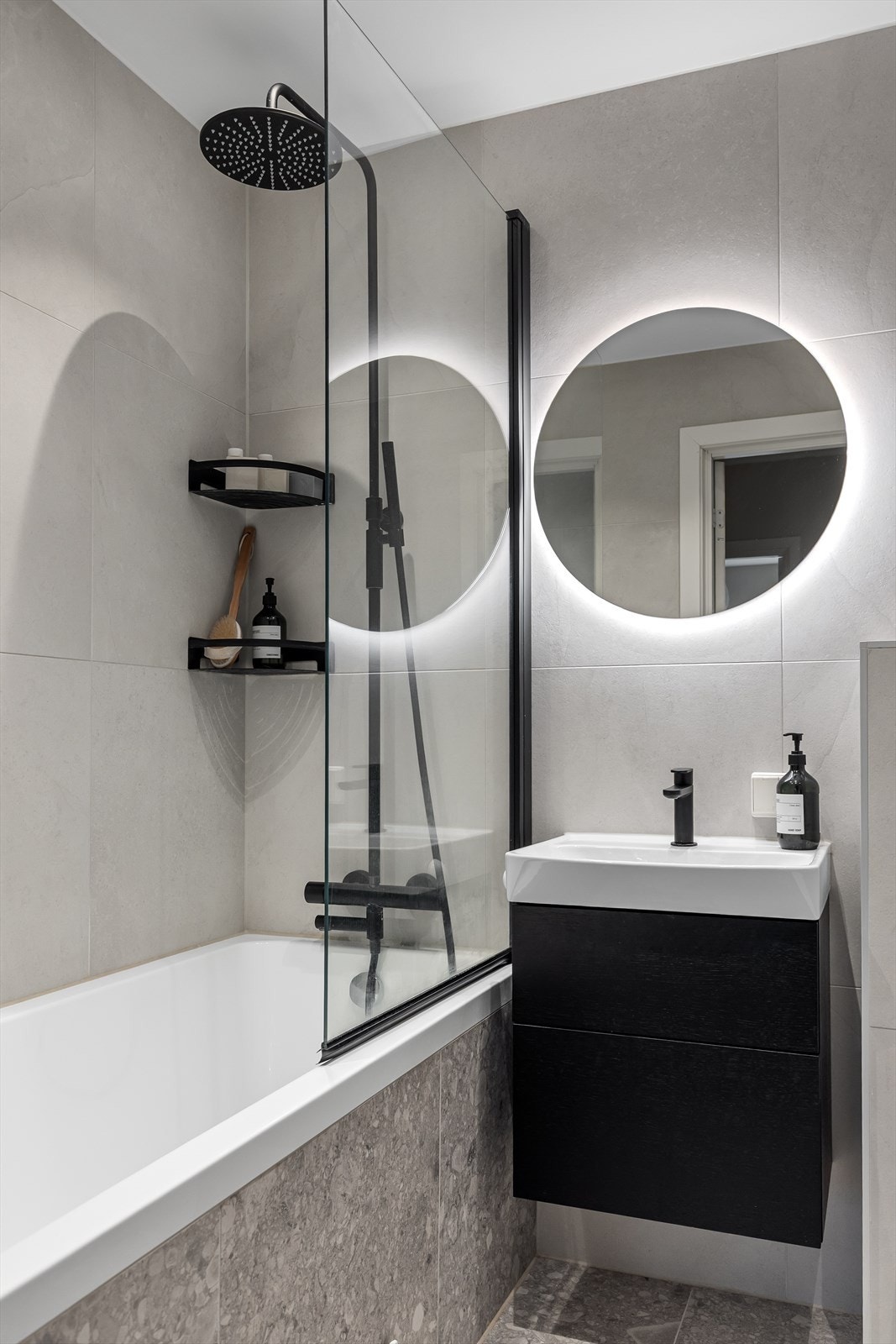 Stilrent bad med spadusj og badekar Galleribilde