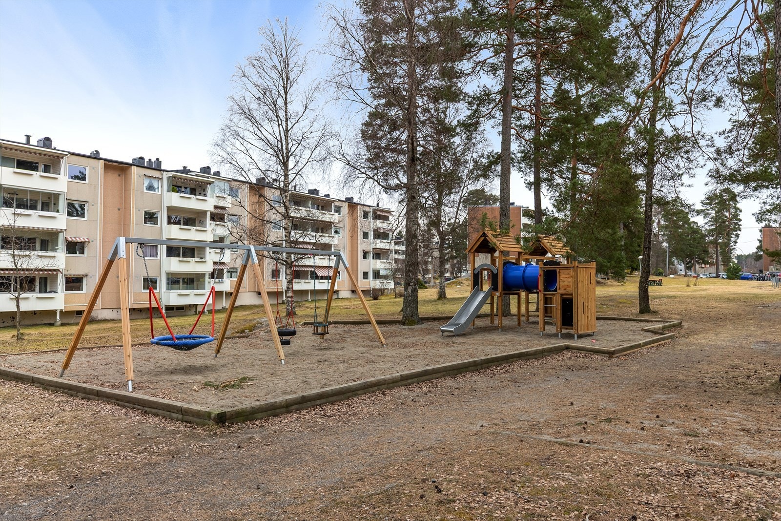 Borettslaget har fine, grønne fellesarealer med plen, trær, lekeplass og sittegrupper Galleribilde