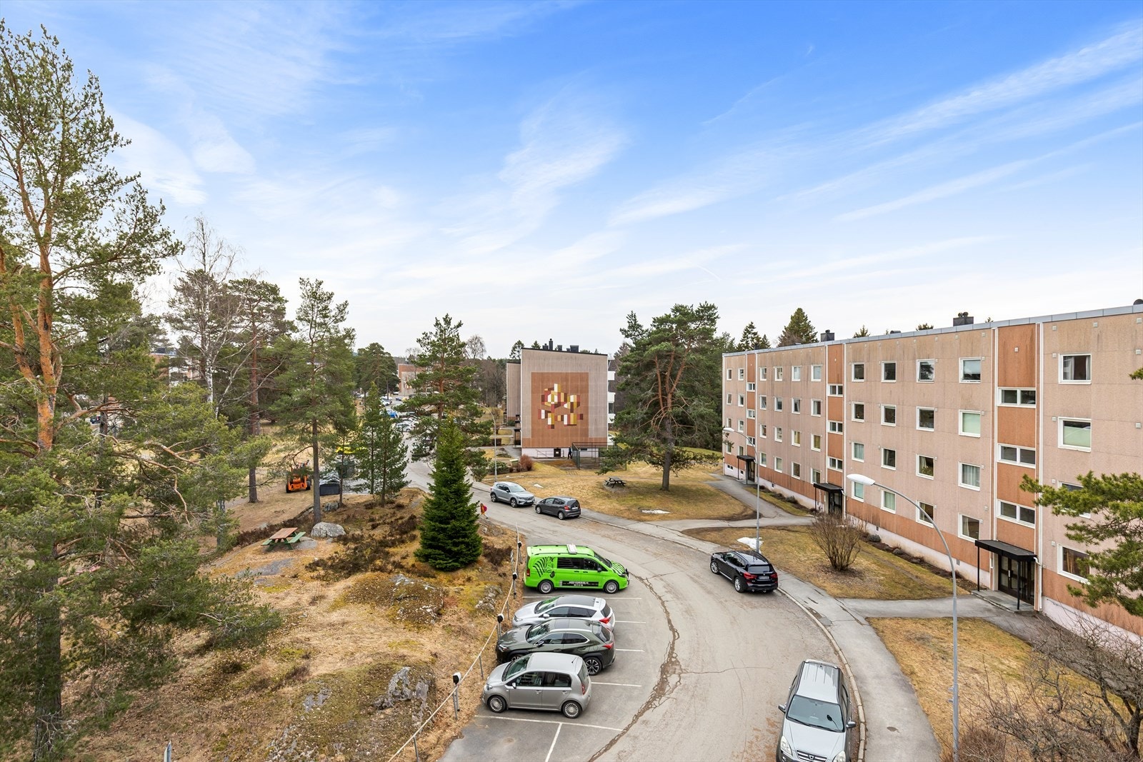 Utsikt fra balkong over det trivelige nabolaget Galleribilde