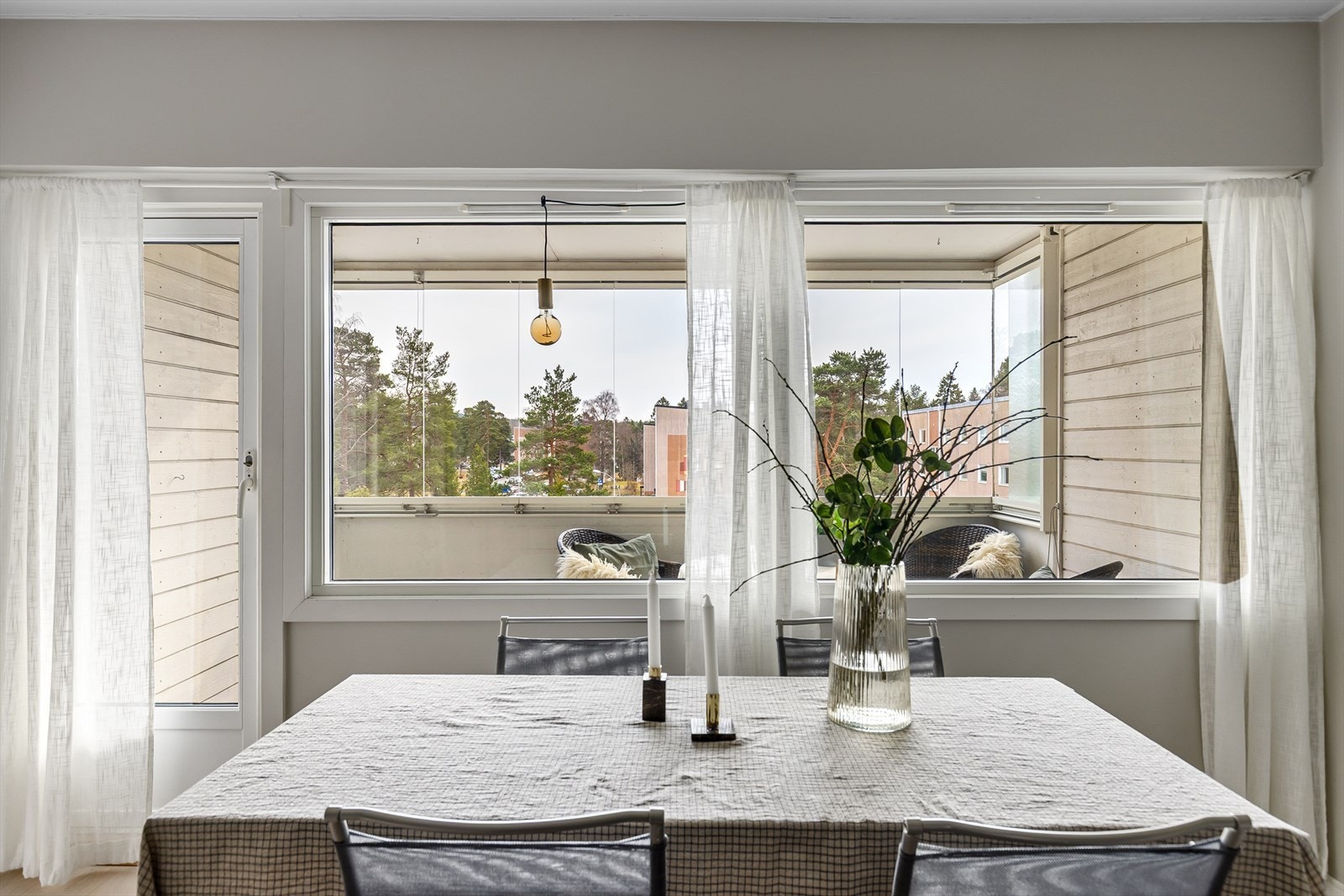 "Det er koselig å våkne opp om morgenen i tretoppene med ekorn rett utenfor vinduet, og kunne ta morgenkaffen i sola på balkongen." Sitat selger. Galleribilde