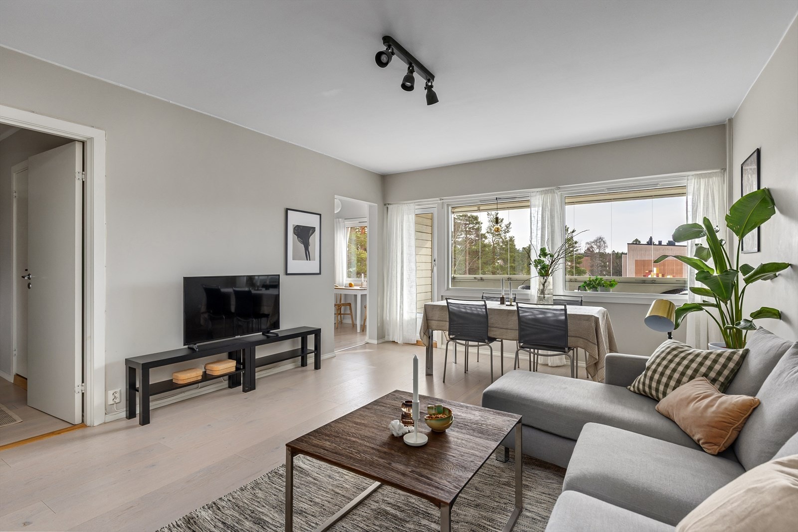 Lys og åpen stue som gir gode møbleringsmuligheter Galleribilde