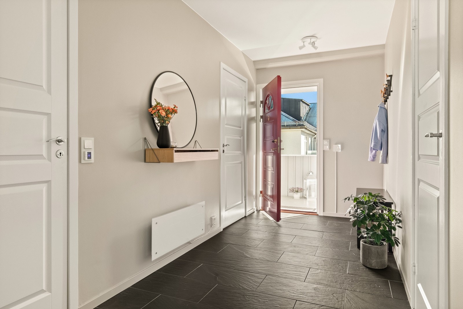 Gangen er svært bred og gir en god romfølelse i det man kommer innenfor entrédøren. Galleribilde