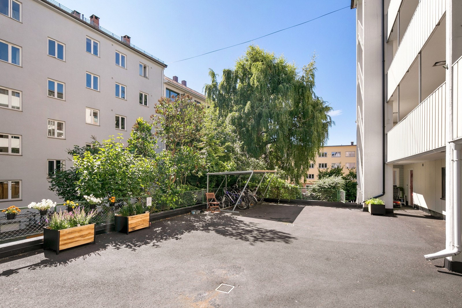 Gårdsrom er opparbeidet med primært asfalt og grus. Galleribilde