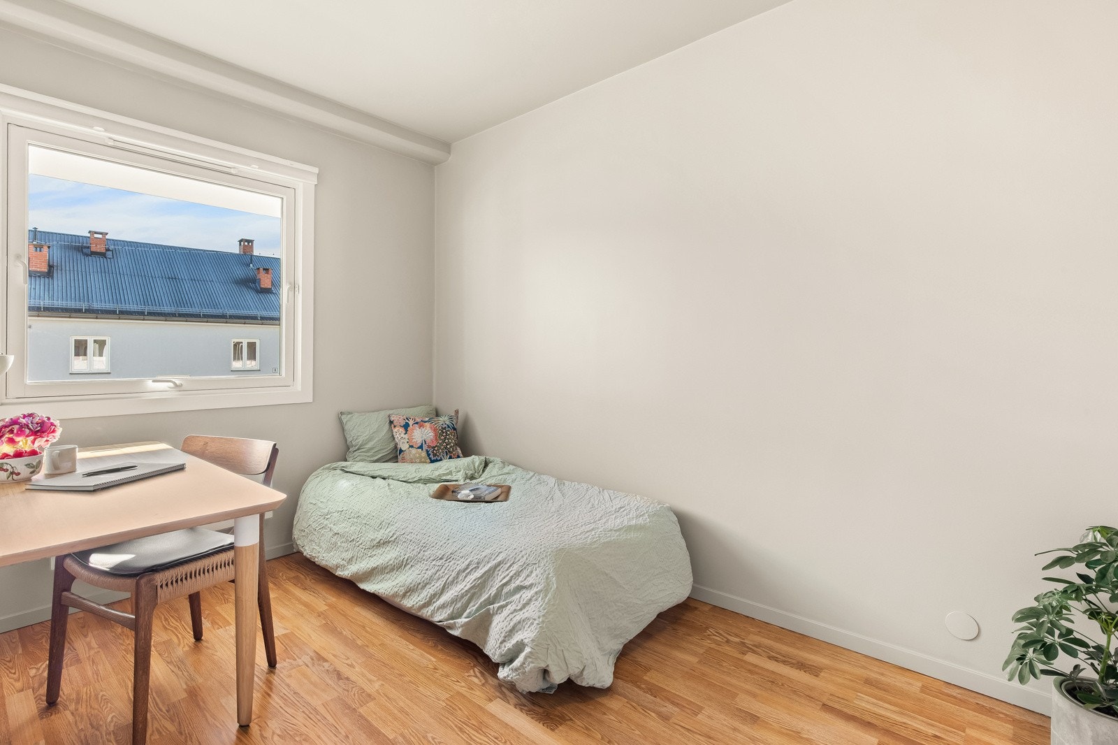 I likhet med hovedsoverommet har også dette rommet også plass til seng, nattbord og garderobeløsning. Galleribilde