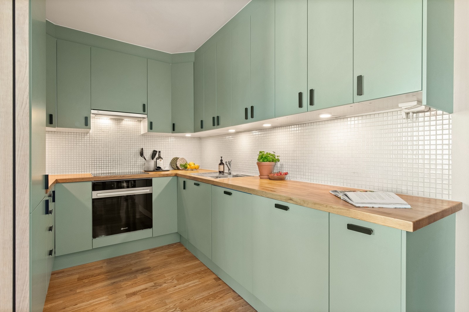 Innredningen er takhøy og har gode oppbevaringsmuligheter i over- og underskap. Galleribilde