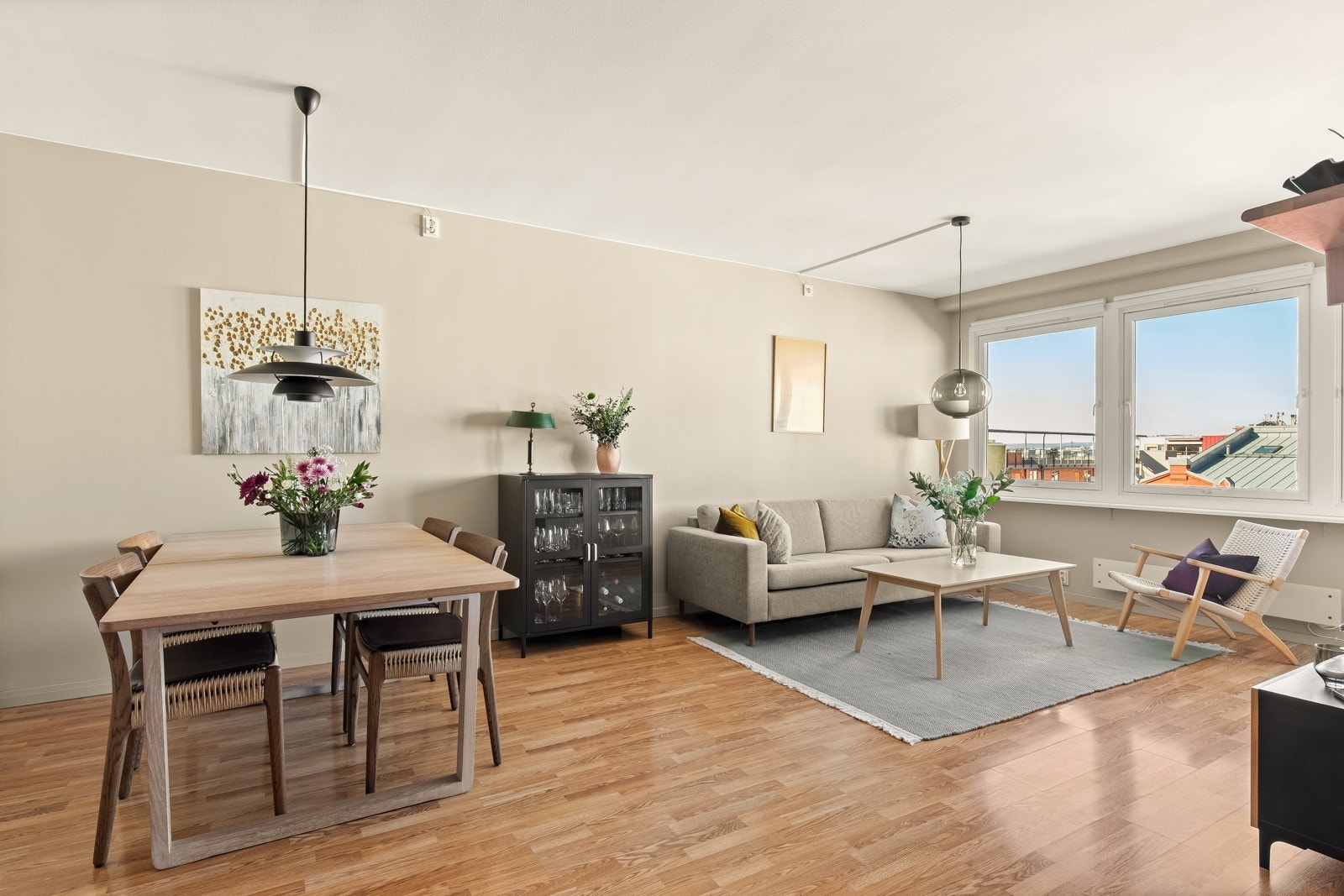 Stuen har store vindusflater med svært luftig utsyn og fantastisk utsikt mot Holmenkollen. Galleribilde