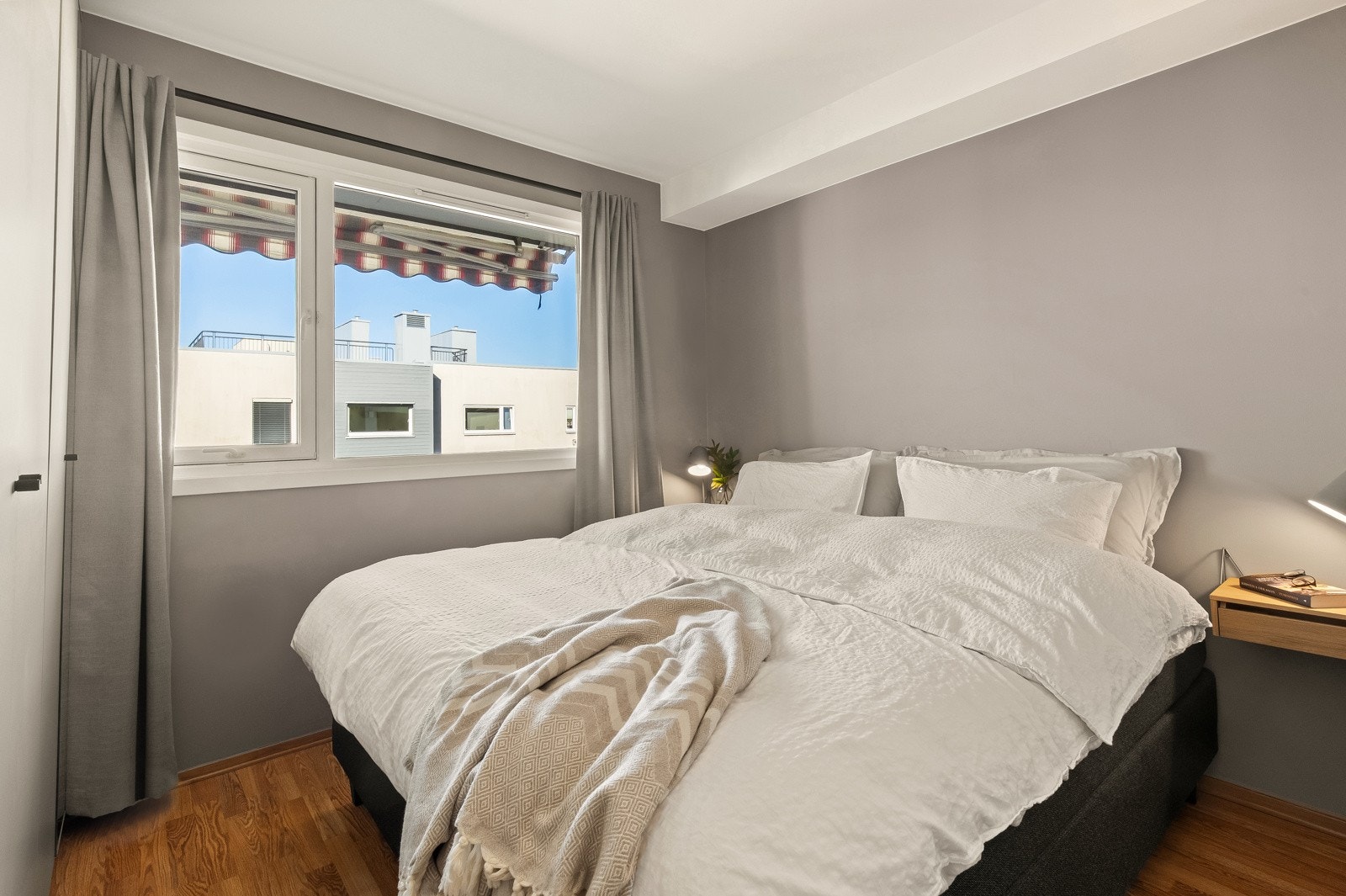 Flott hovedsoverom med god plass til dobbeltseng, nattbord og garderobeskap. Rommet er malt i en lys og delikat farge, noe som skaper en lun atmosfære gjennom alle årets sesonger Galleribilde