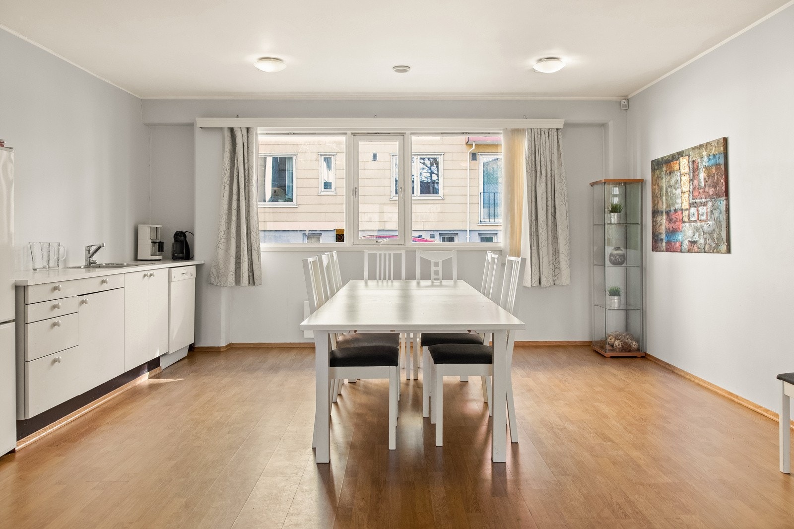 I tillegg er det velferdslokale som kan leies av borettslaget. Dette er perfekt hvis man får overnattingsgjester eller ønsker be inn til et større middagsselskap. Galleribilde