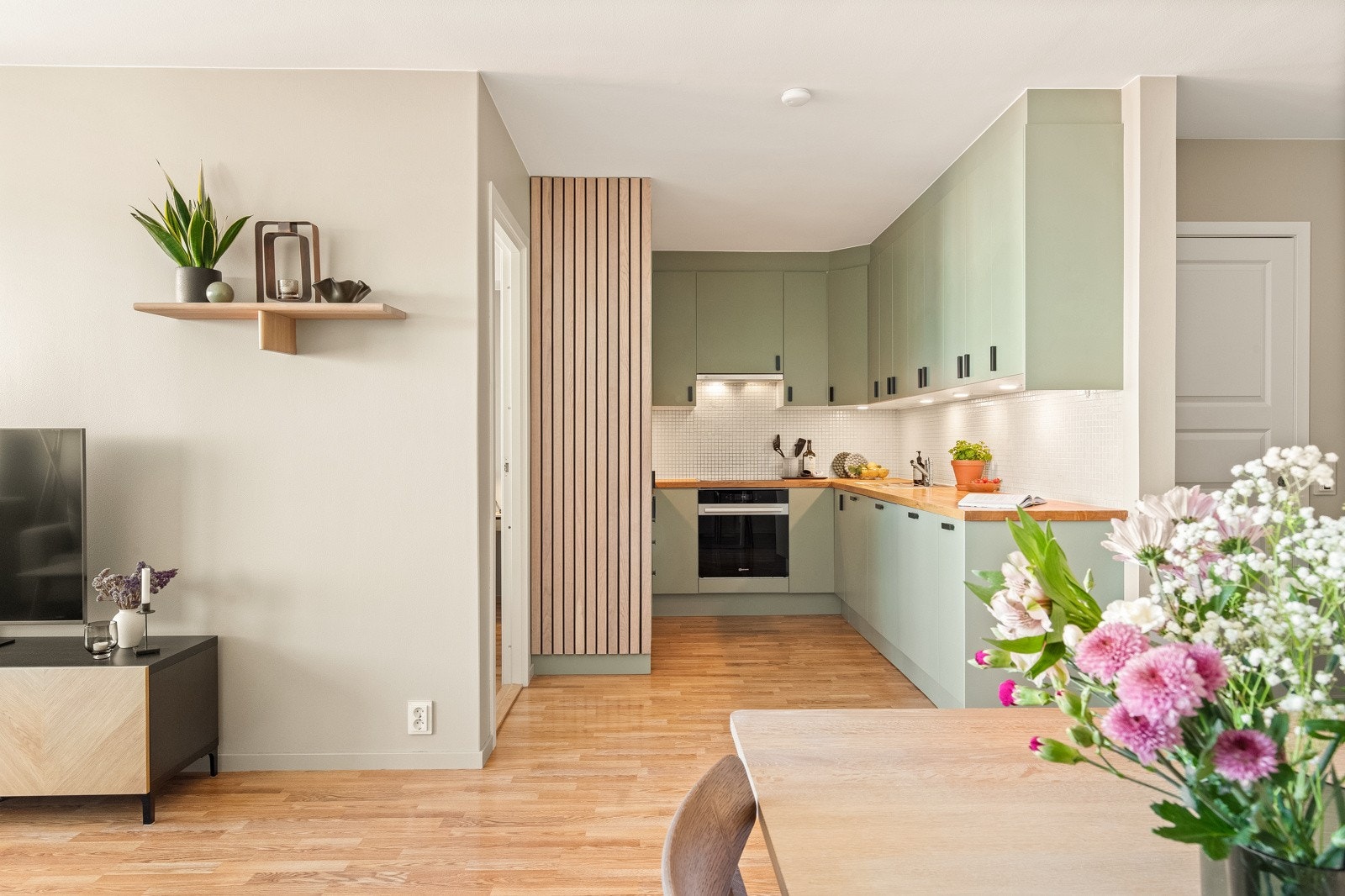 Pen og velholdt kjøkkeninnredning som ble oppgradert i 2021/2022 med nye fronter og spiler. Galleribilde