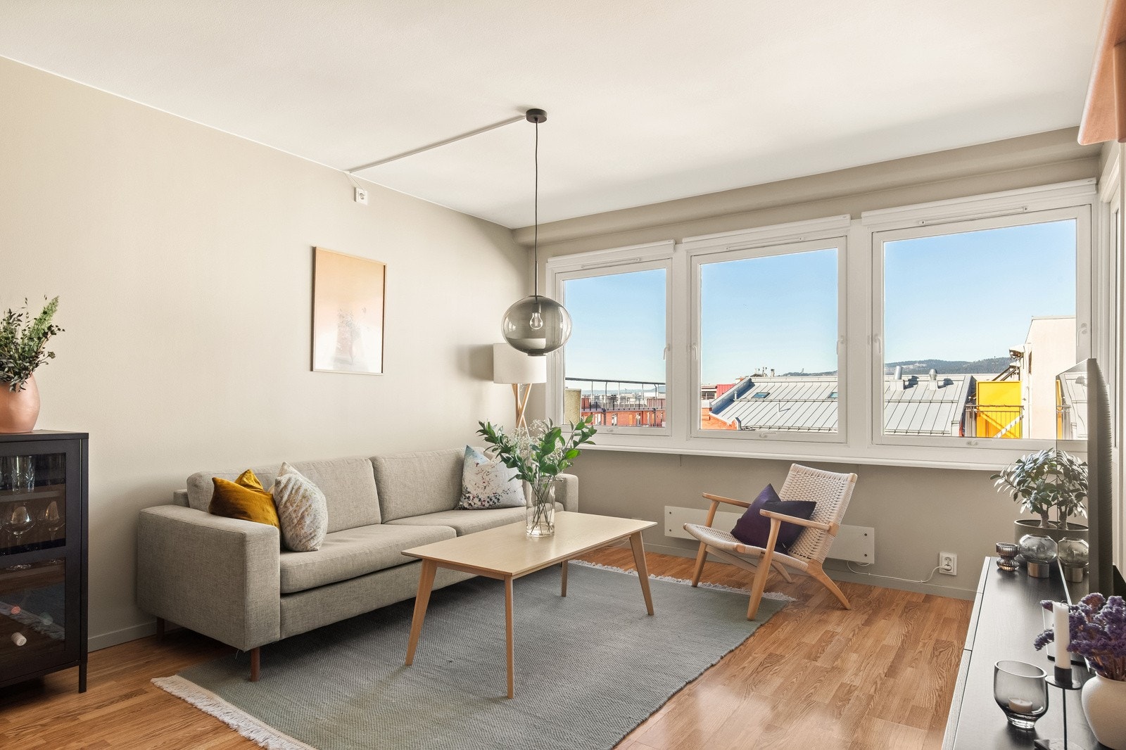 Dette er et fantastisk oppholdsrom som blir leilighetens naturlige samlingspunkt. Galleribilde