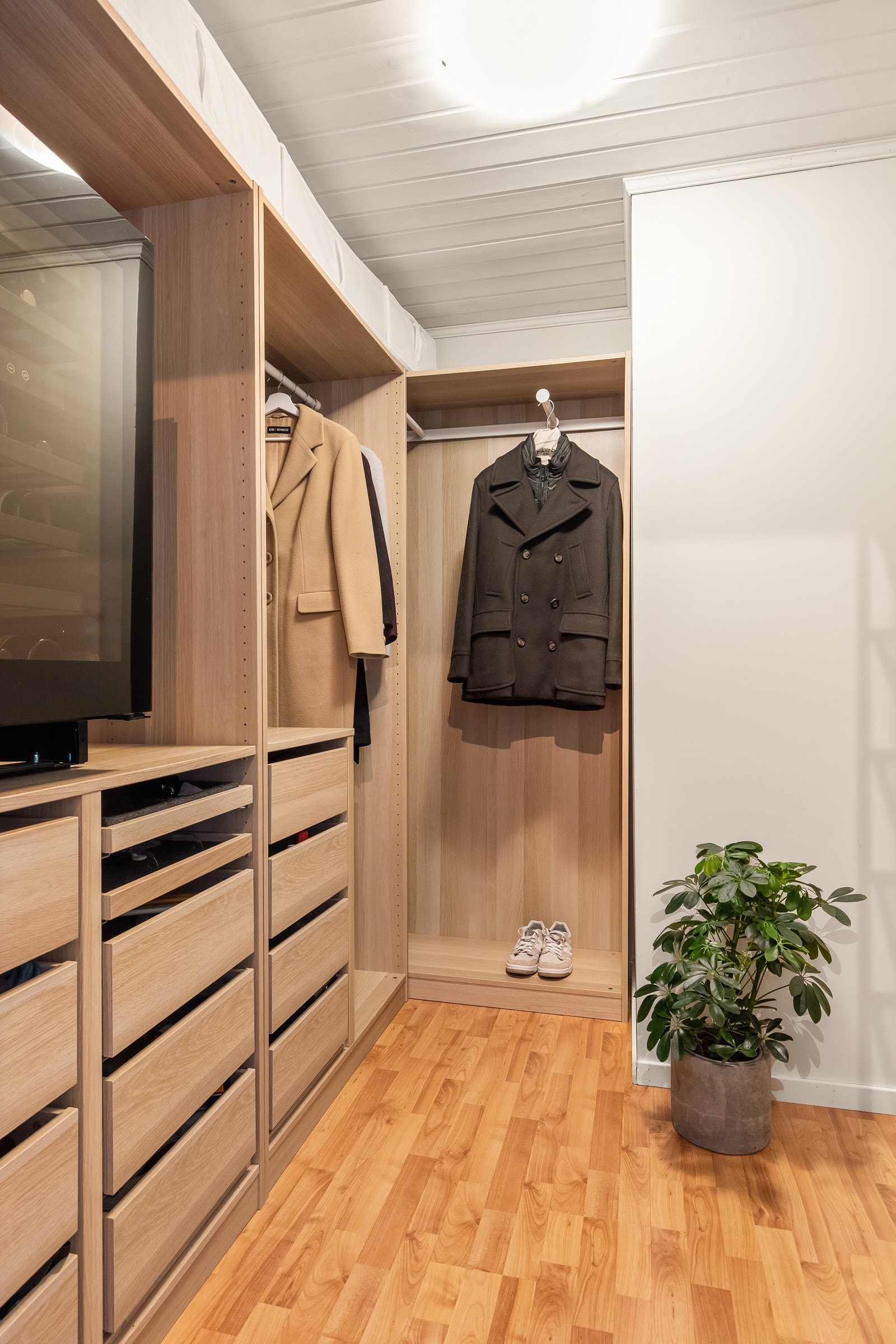 Tilknyttet garderoberom med god plass til oppbevaring av klær, støvsuger, tørkestativ og andre husordensartikler. Galleribilde