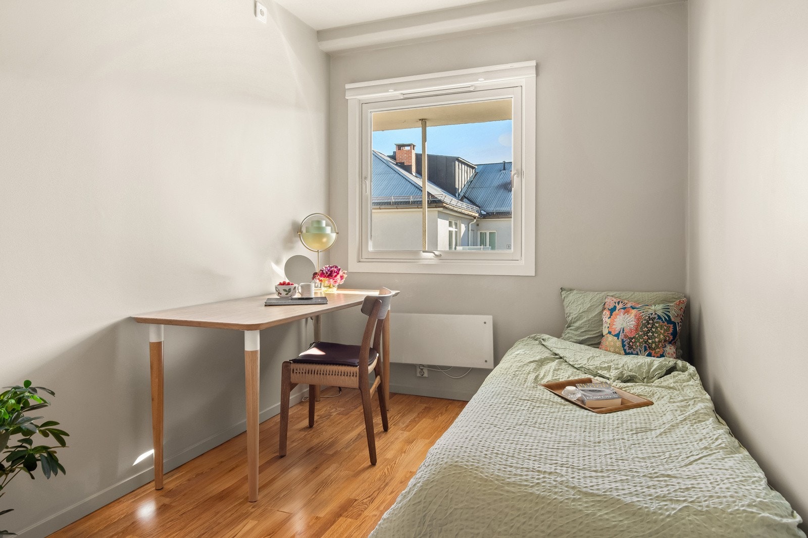 Perfekt å innrede som barnerom, gjesterom, kontor eller en kombinasjon av dette. Dette rommet vender ut mot stille gårdsrom. Galleribilde