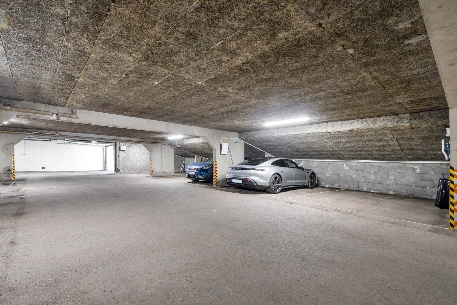 Det er mulighet for leie av garasjeplass i borettslaget. Leiekostnad for plass uten el-lader er 630,- pr mnd. Det er pt. 21.03. ingen på venteliste. Galleribilde