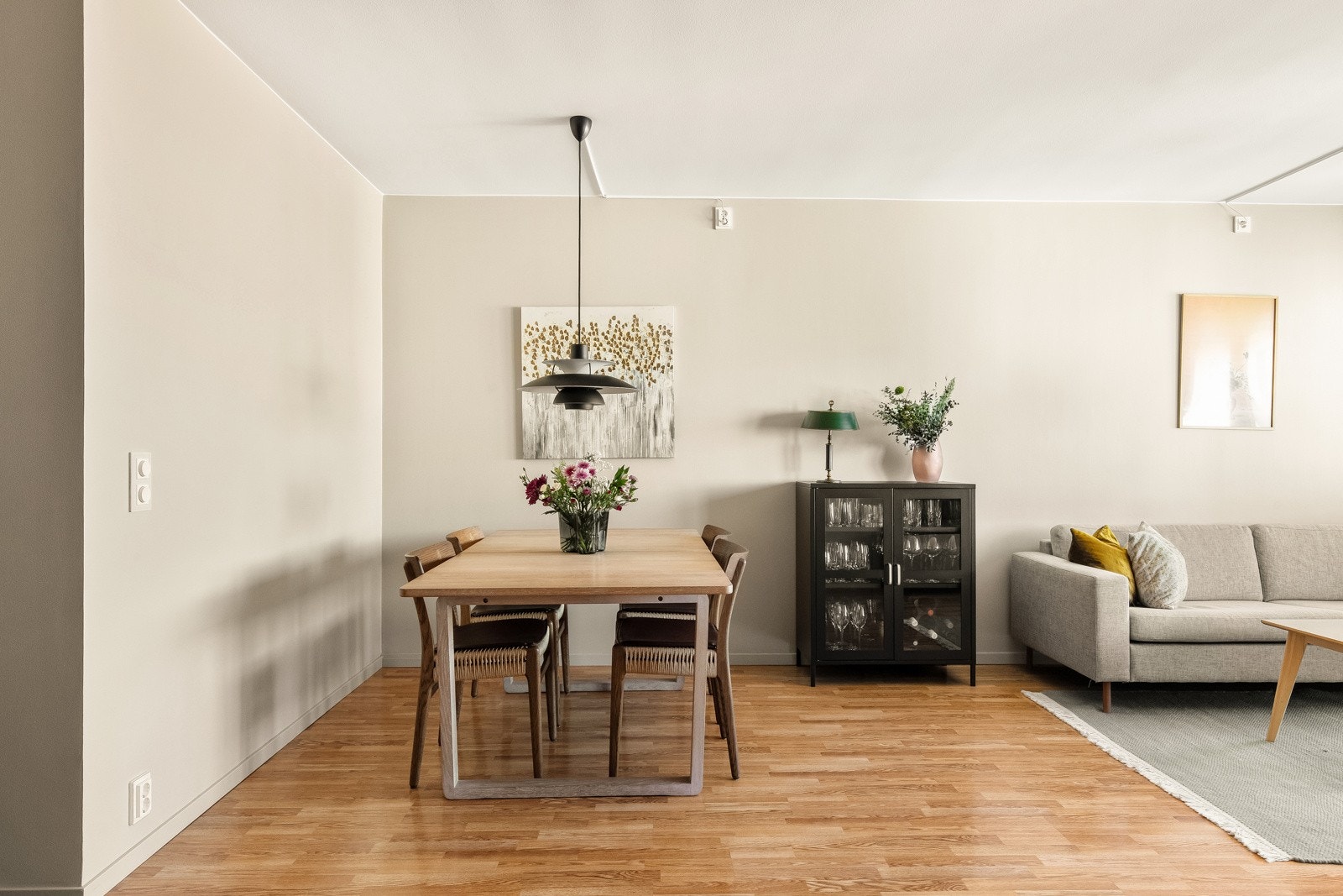 Stuen har plass til stort spisebord, hvor man kan samle hele gjengen. Galleribilde