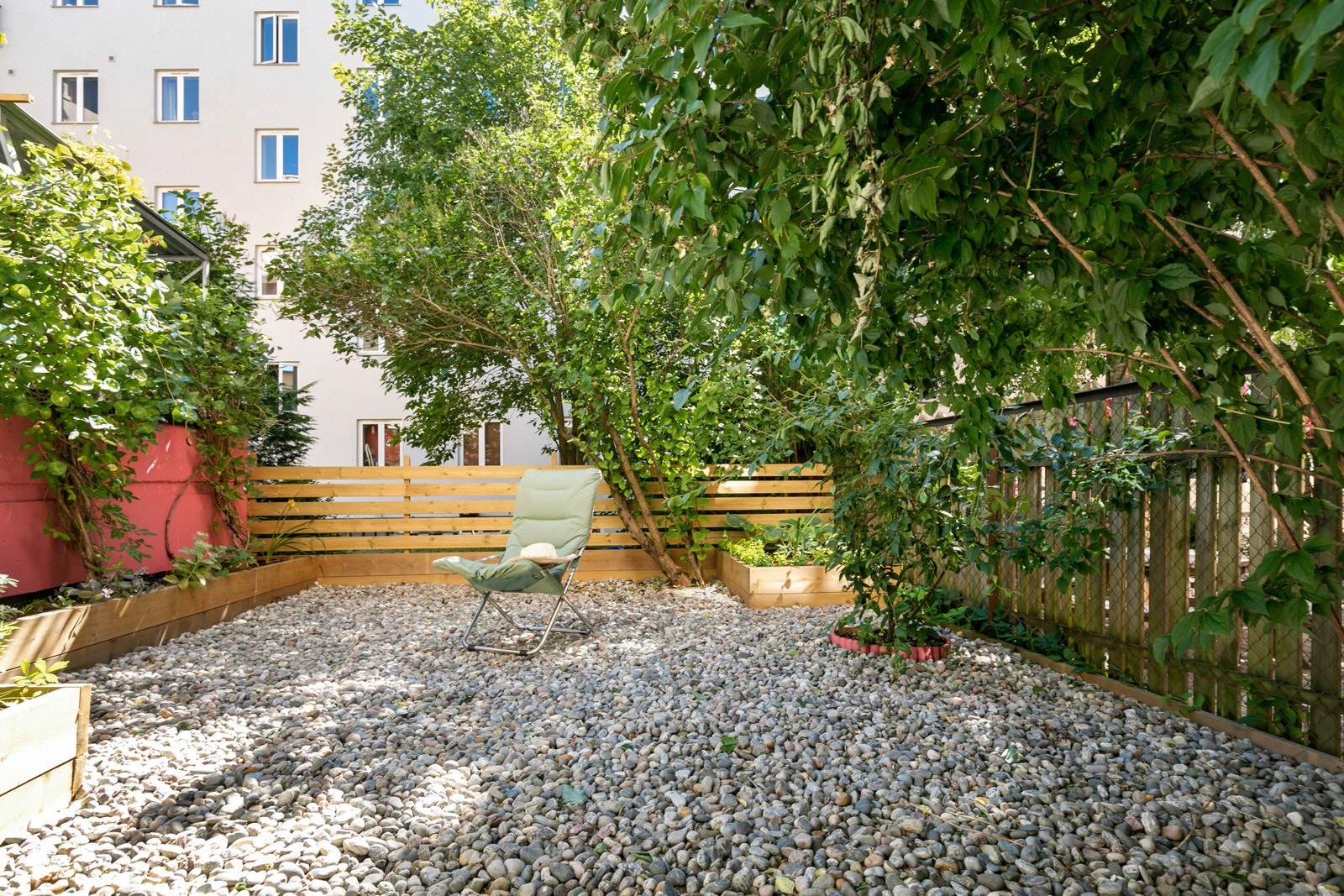 Hyggelig oase i gårdsrom hvor man kan trekke seg tilbake i en travel hverdag. Galleribilde