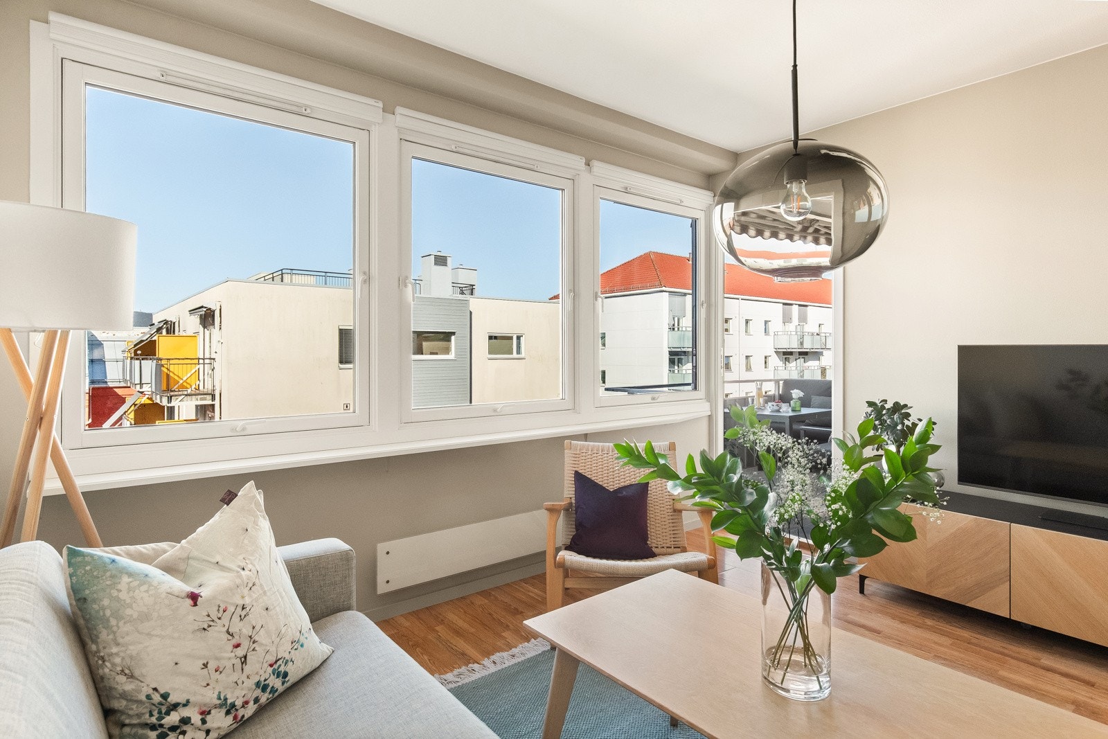 Balkongen blir en flott forlengelse av stuen på sommerhalvåret. Galleribilde