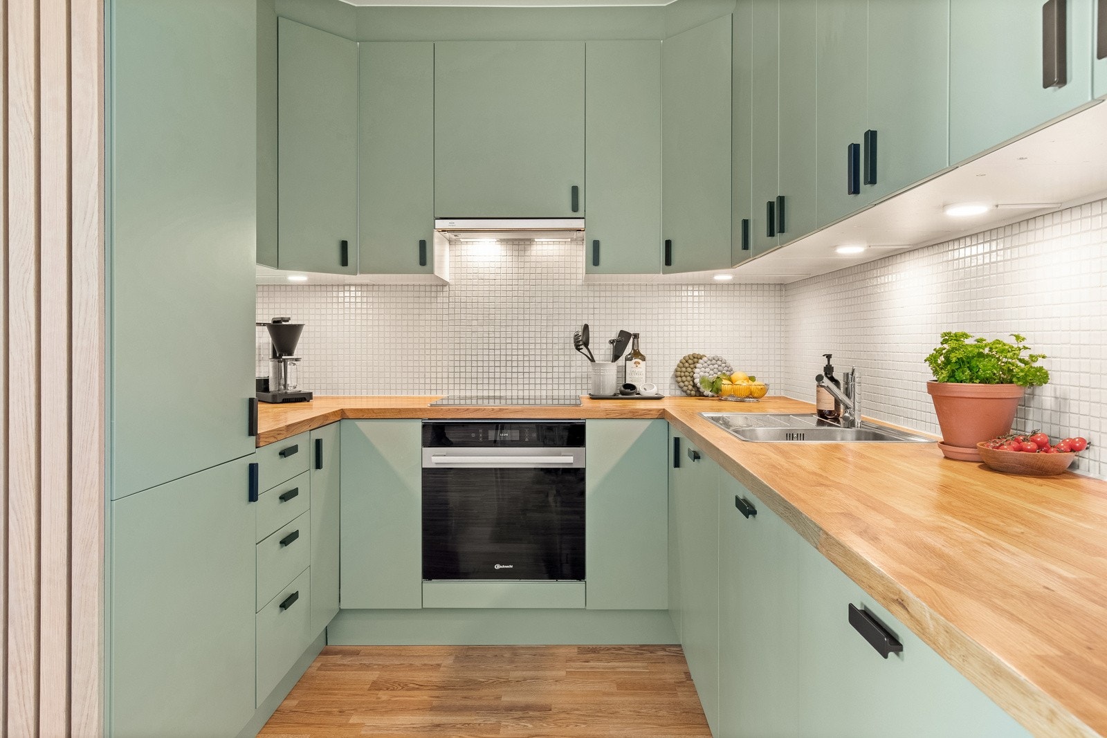 Innredningen har integrerte hvitevarer som koketopp, stekeovn, oppvaskmaskin (2021) og kjøle-/fryseskap (2021). Galleribilde