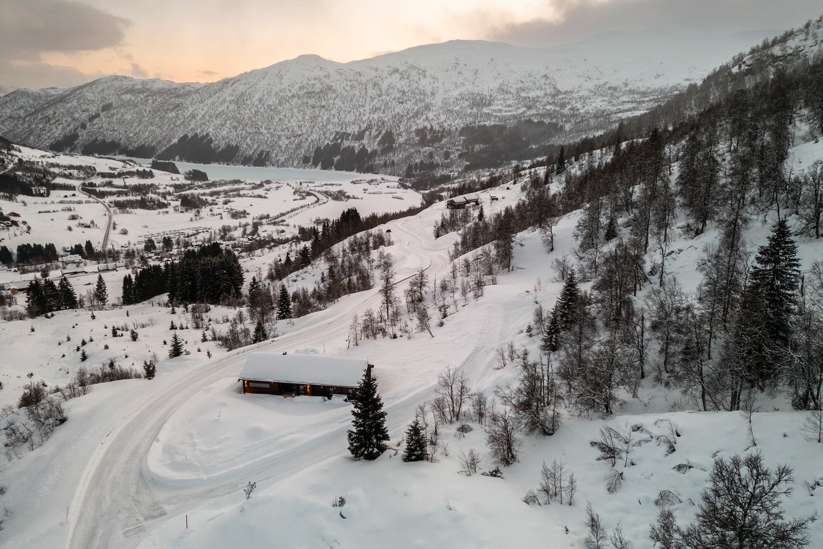 Begge tomtene byr på en enestående utsikt. Galleribilde