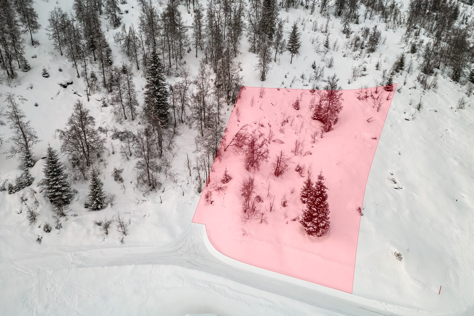 Tomt markert med rødt måler 684 kvm. Galleribilde