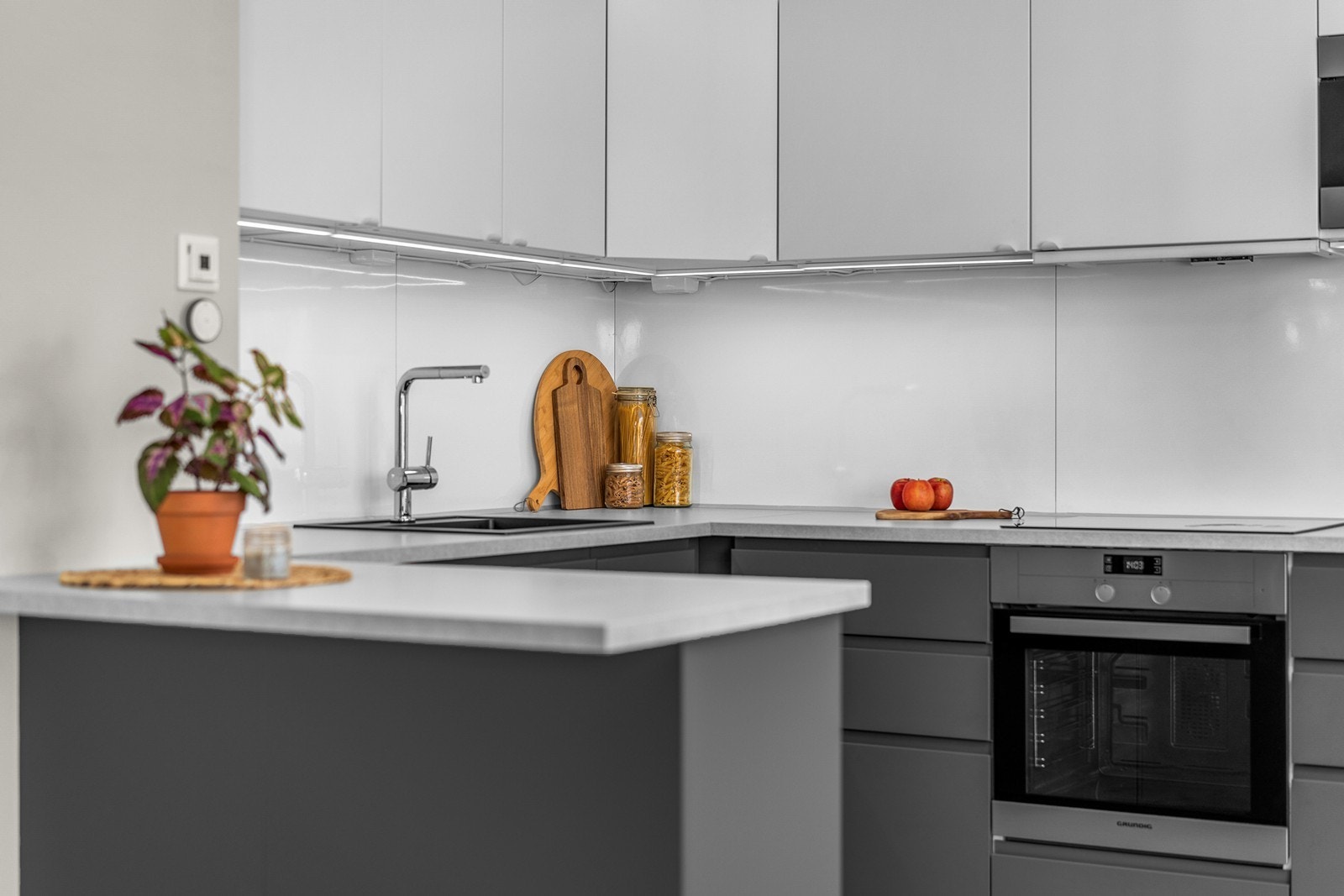 Kjøkken med stilrent design og praktisk arbeidsflate. Galleribilde