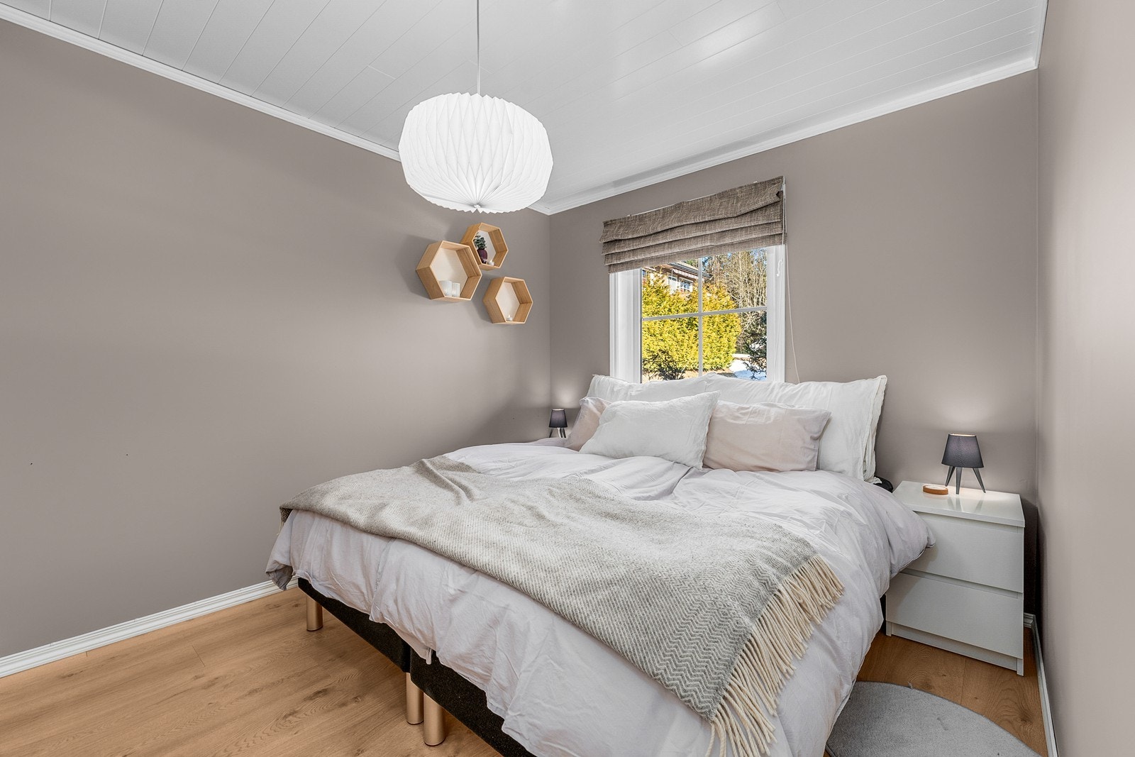 Hovedsoverom med plass til dobbeltseng og skap. Galleribilde