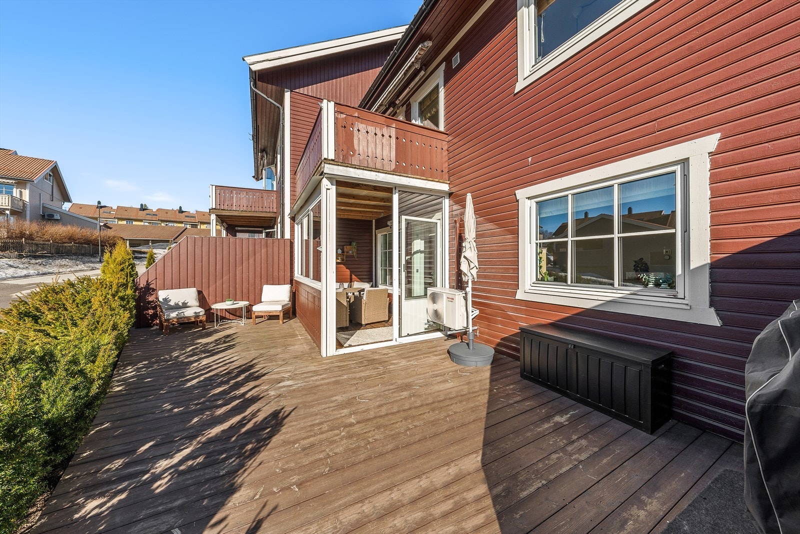 Stor terrasse med muligheter for avslapning og grilling. Galleribilde