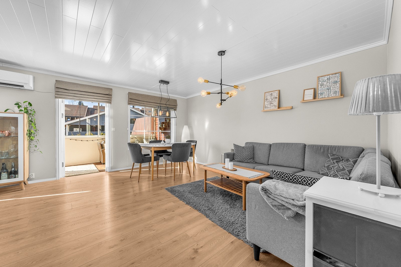 Lys stue med utgang til terrasse for hyggelige kvelder. Galleribilde